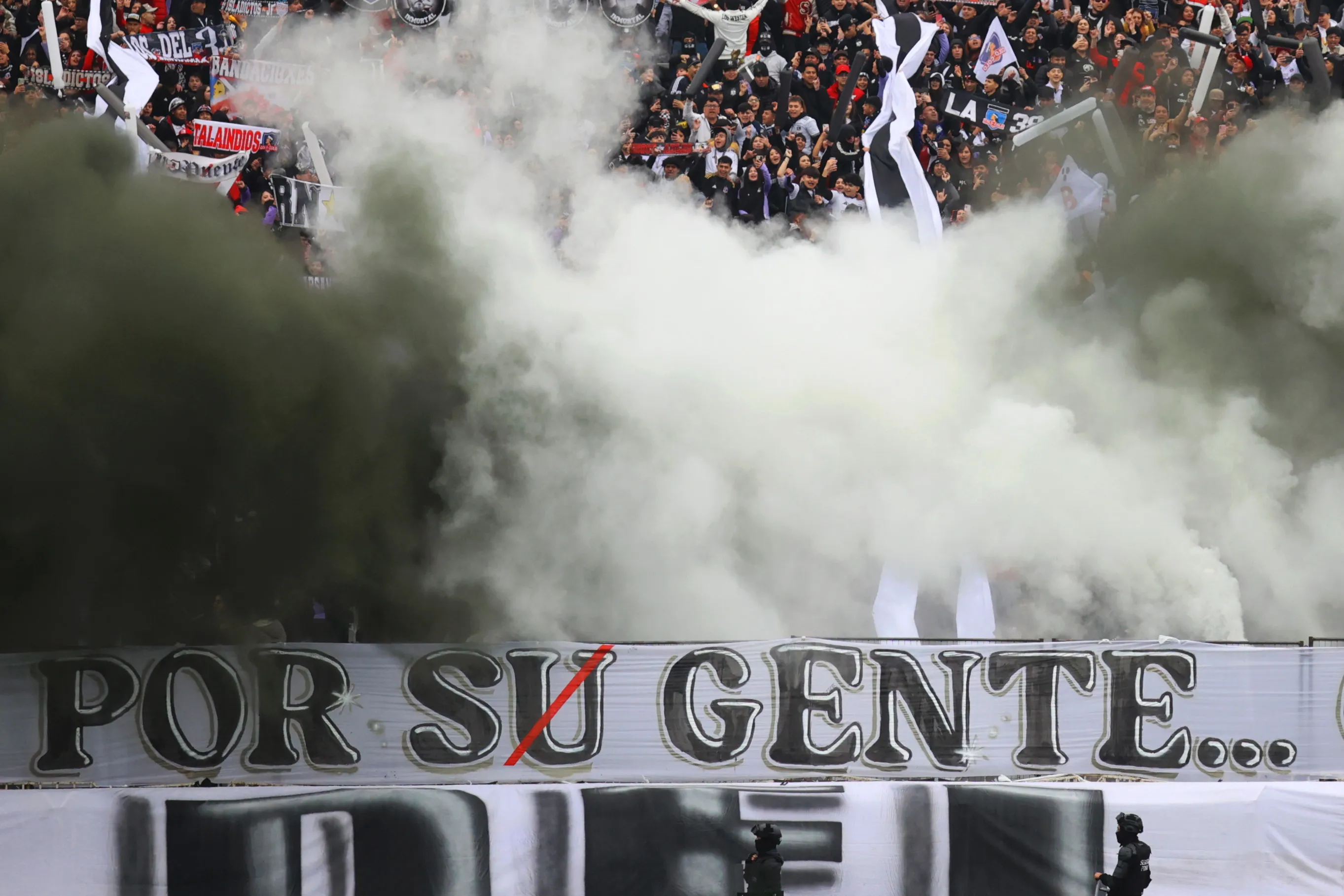 Las autoridades alertas con los hinchas de Colo Colo. Foto: Dragomir Yankovic/Photosport