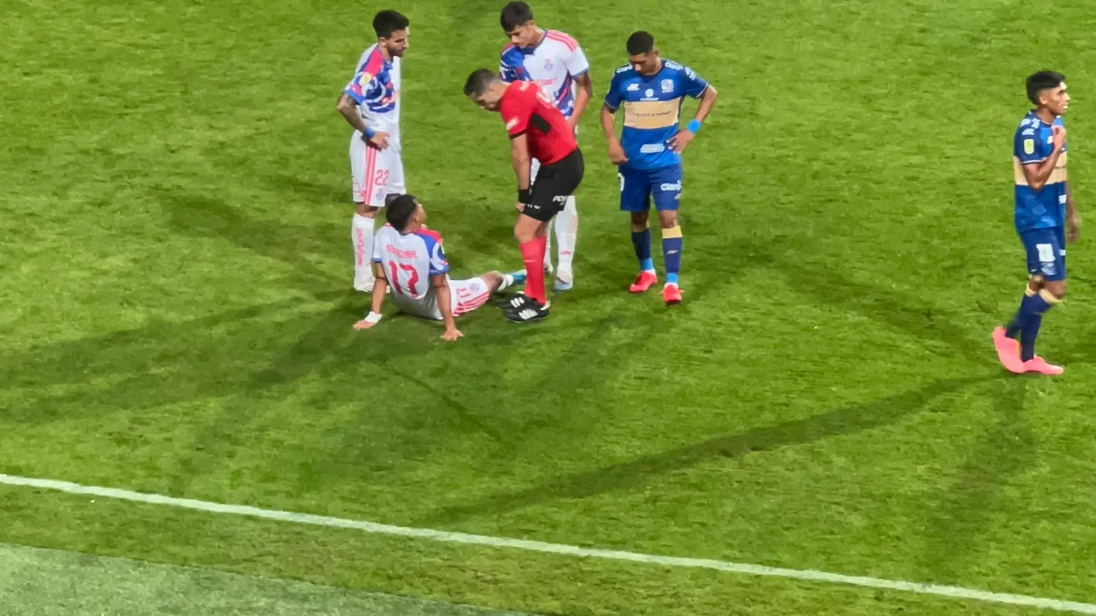 Cristián Garay se mostró abierto a conversar con los jugadores, en algunas jugadas. Foto: Redgol.