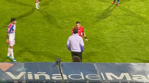 Garay se dio el tiempo de ir a la banca de Gago a explicar un cobro, para marcar diferencias.