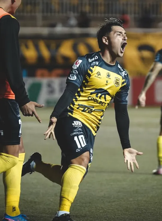 Así gritó Sebastián Parada su golazo a Deportes Iquique. (Foto: San Luis de Quillota).