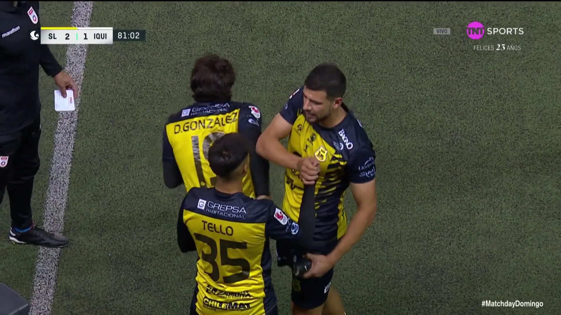 El ingreso de Juan Ignacio Tello junto a Diego González. Sale el mexicnao Guillermo Madrigal. Ya había salido Sergio Vergara. (Captura TNT Sports).