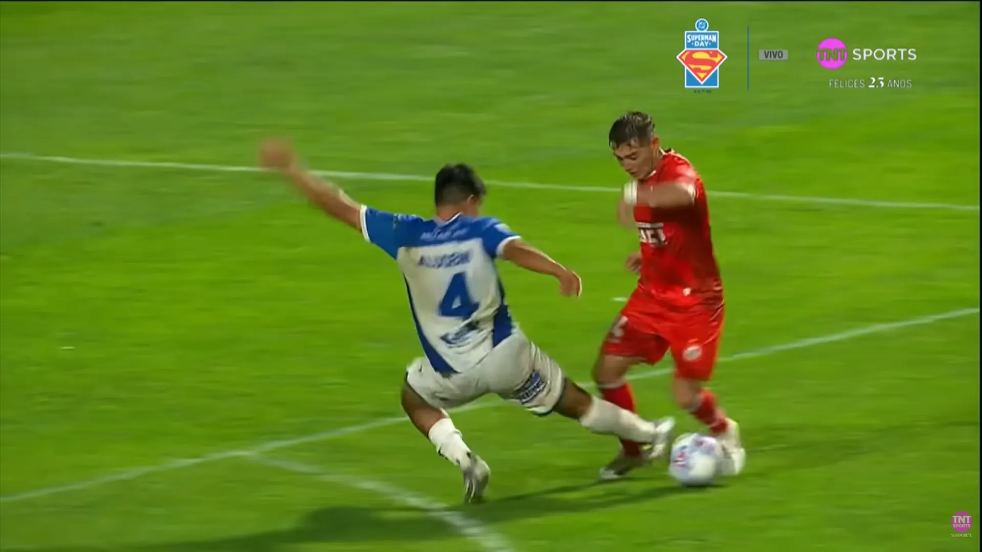 Bairo Riveros hizo pasar así a Gino Alucema. Luego dejó acostado a Hardy Cavero. (Captura TNT Sports).