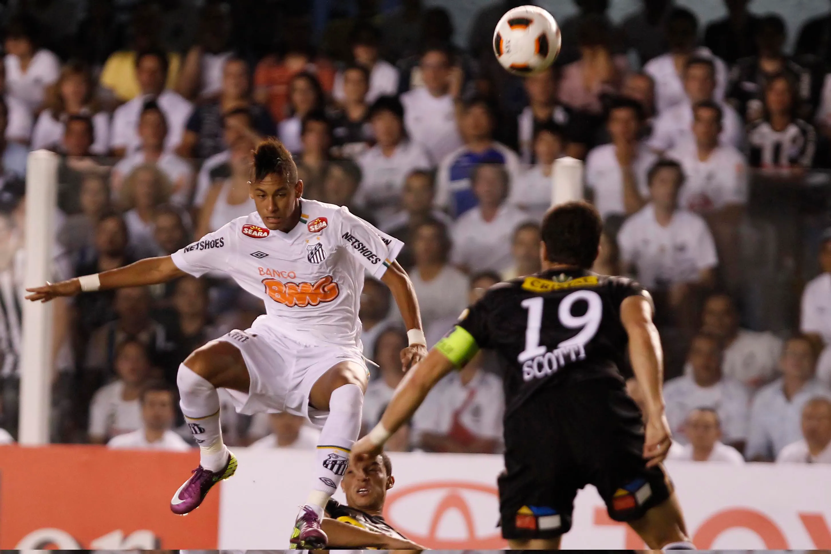 Neymar ante Colo Colo en el Santos por la Libertadores 2011. El Peixe ganó el torneo. (FOTOARENA/PHOTOSPORT).