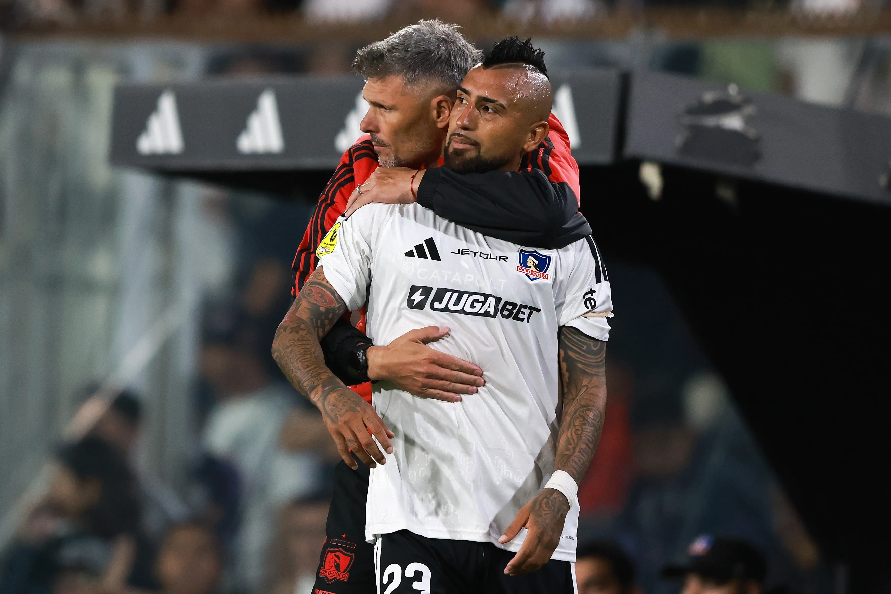 A Arturo Vidal no le gustó que Fernando Ortiz lo sacara cuando Colo Colo buscaba la remontada contra Palestino. Foto: Photosport.