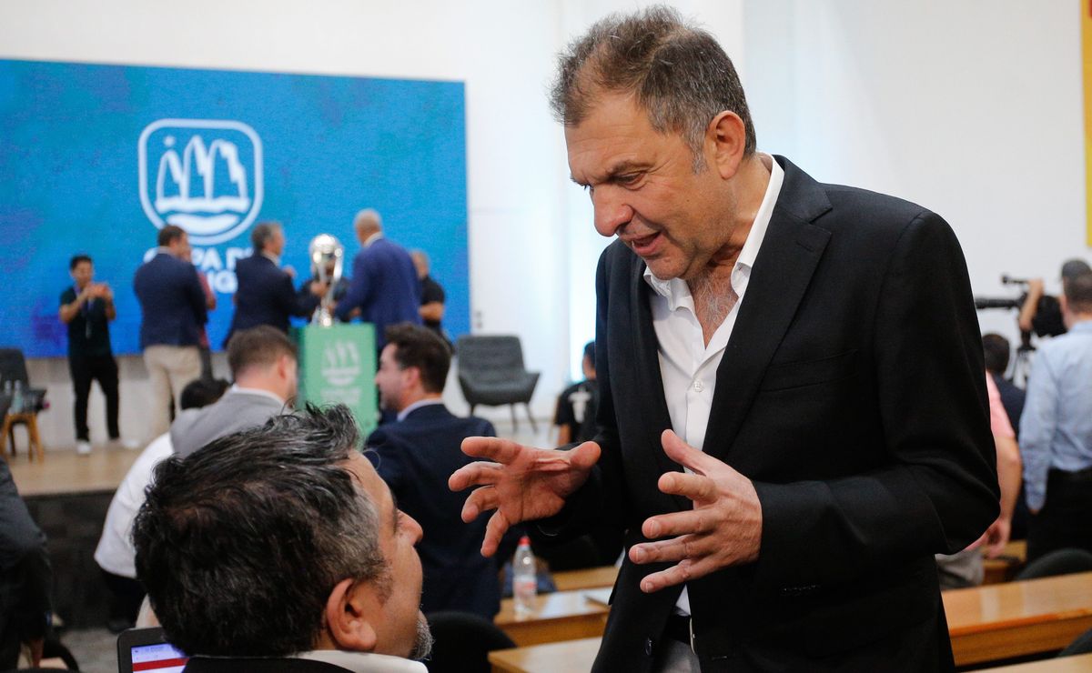 Dueño total: Aníbal Mosa se frota las manos y está a un paso de cumplir su gran sueño en Colo Colo