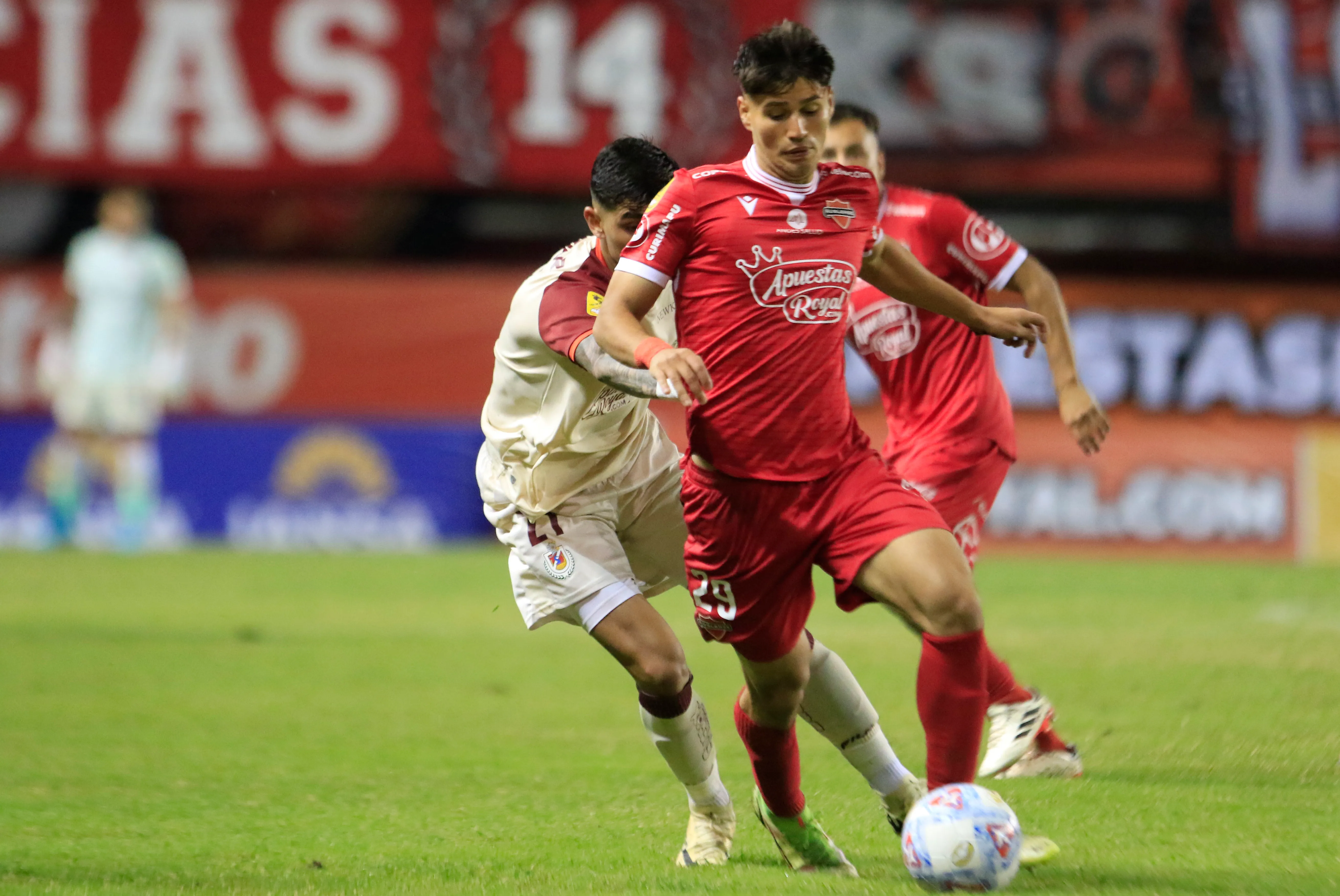 Giovanny Ávalos en acción ante Deportes La Serena. También jugó vs Coquimbo en el Sánchez Rumoroso. (Jose Robles/Photosport).