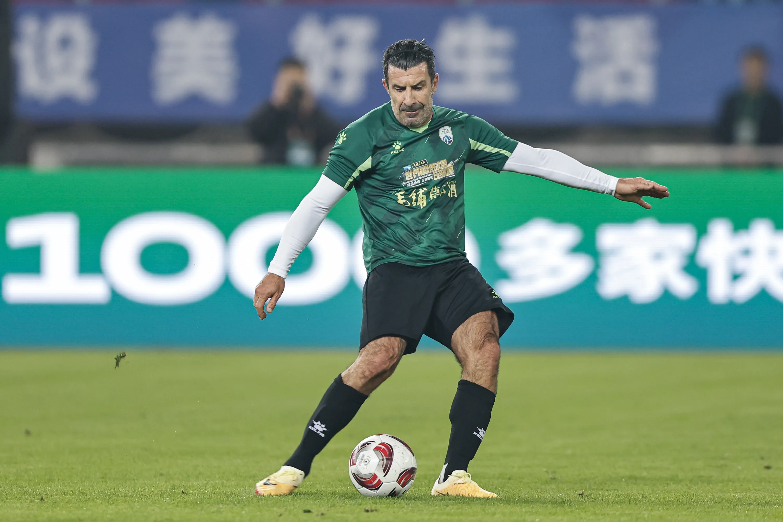 Luis Figo calienta el Mundial. (Photo by Wang He/Getty Images)