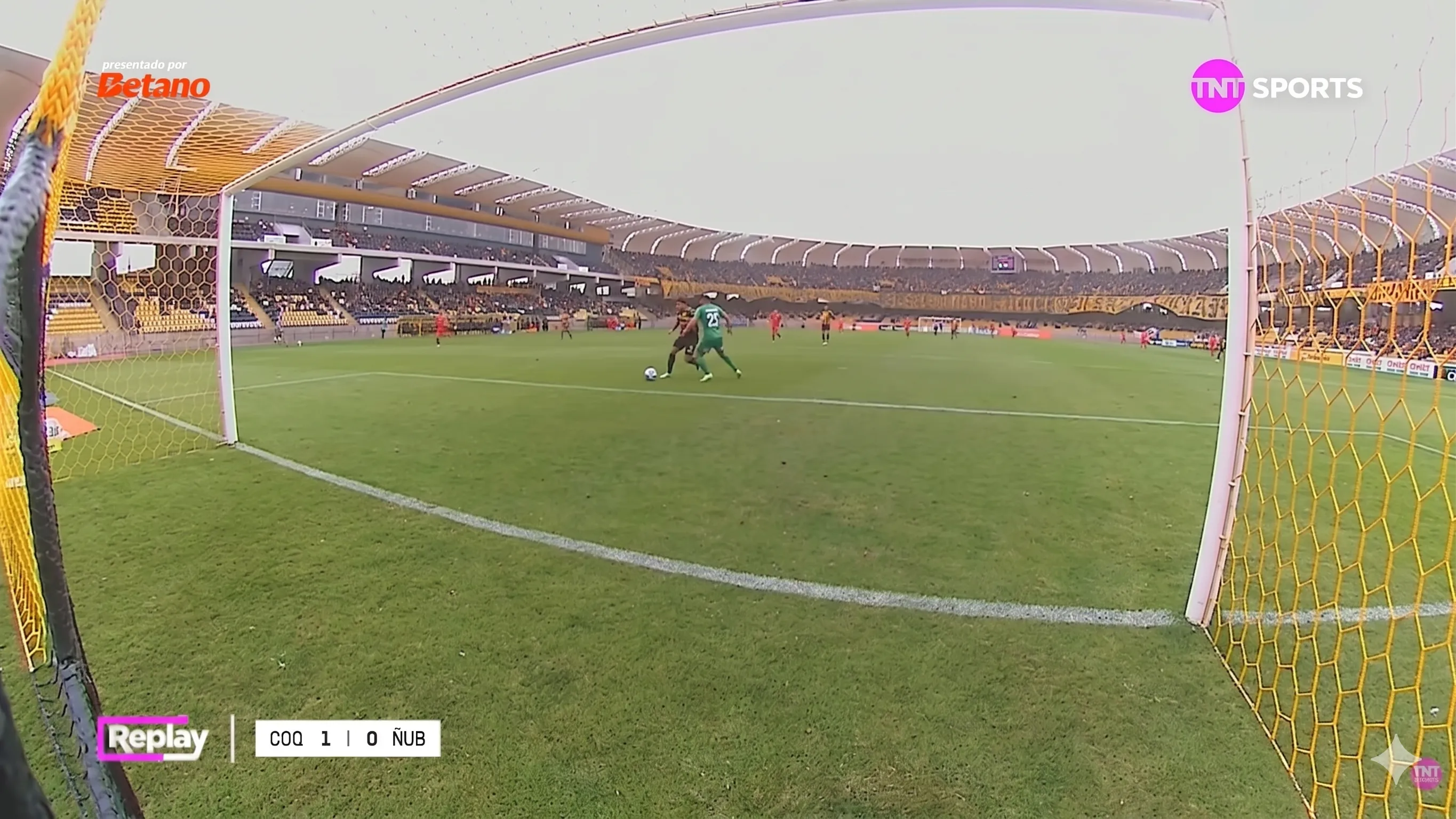 Otra imagen del error grosero de Nicola Pérez. (Captura TNT Sports).