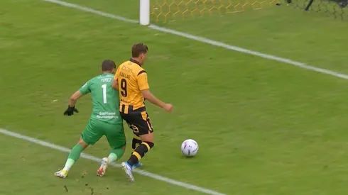 Nicolás Johansen le quitó la pelota al golero de Ñublense y abrió la cuenta.