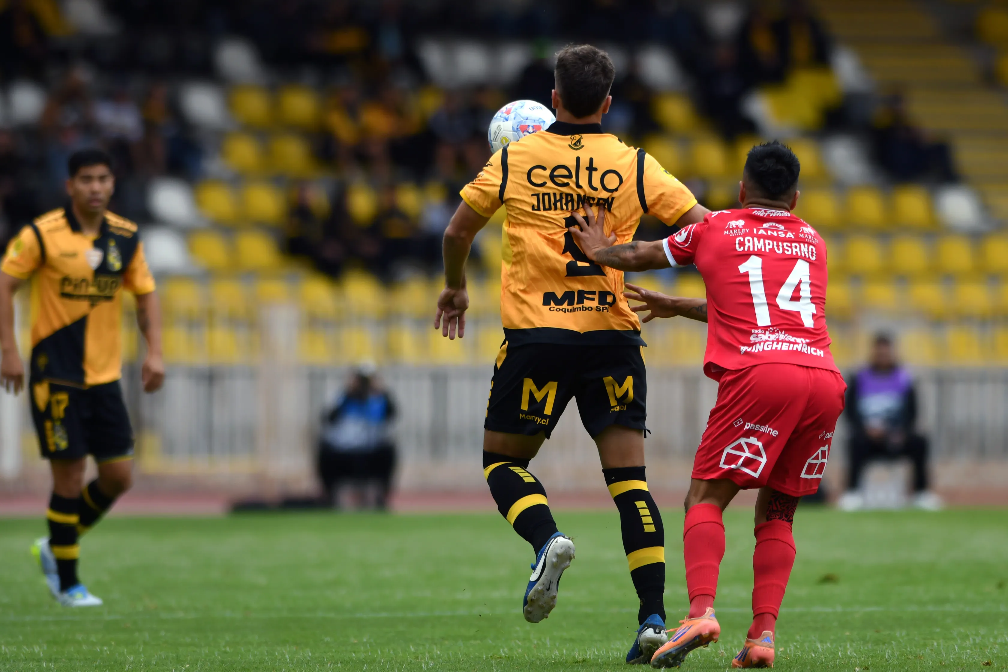 Johansen recibe la marca de Jovany Campusano. (Alejandro Pizarro Ubilla/Photosport).