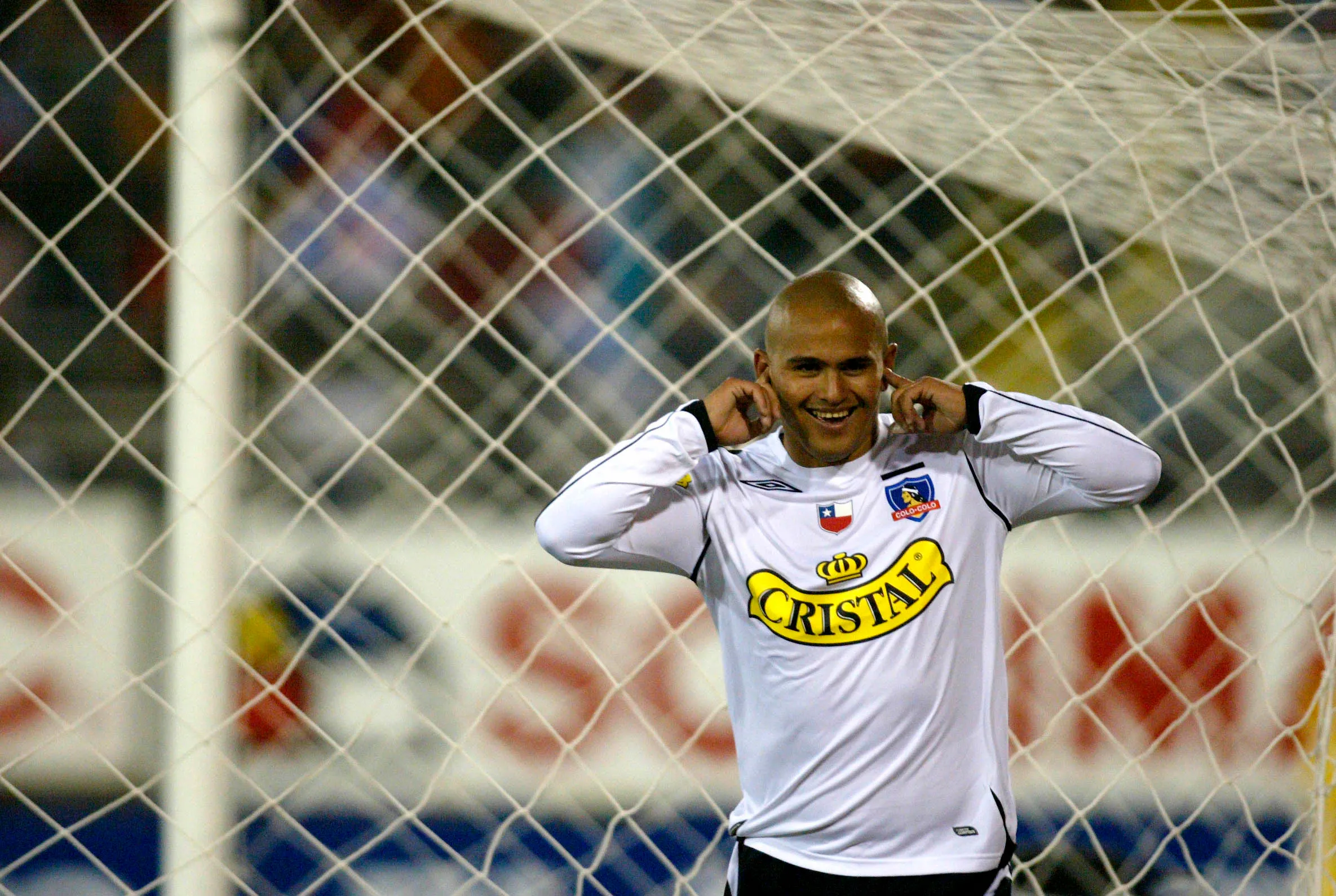 FUTBOL, COLO COLO/O HIGGINS
DECIMO CUARTA FECHA, APERTURA 2007
HUMBERTO SUAZO CELEBRA SU GOL, QUE MARCA EL CUATRO A UNO PARA COLO COLO.
21/04/2007
SANTIAGO, CHILE.
LUIS HIDALGO/PHOTOSPORT