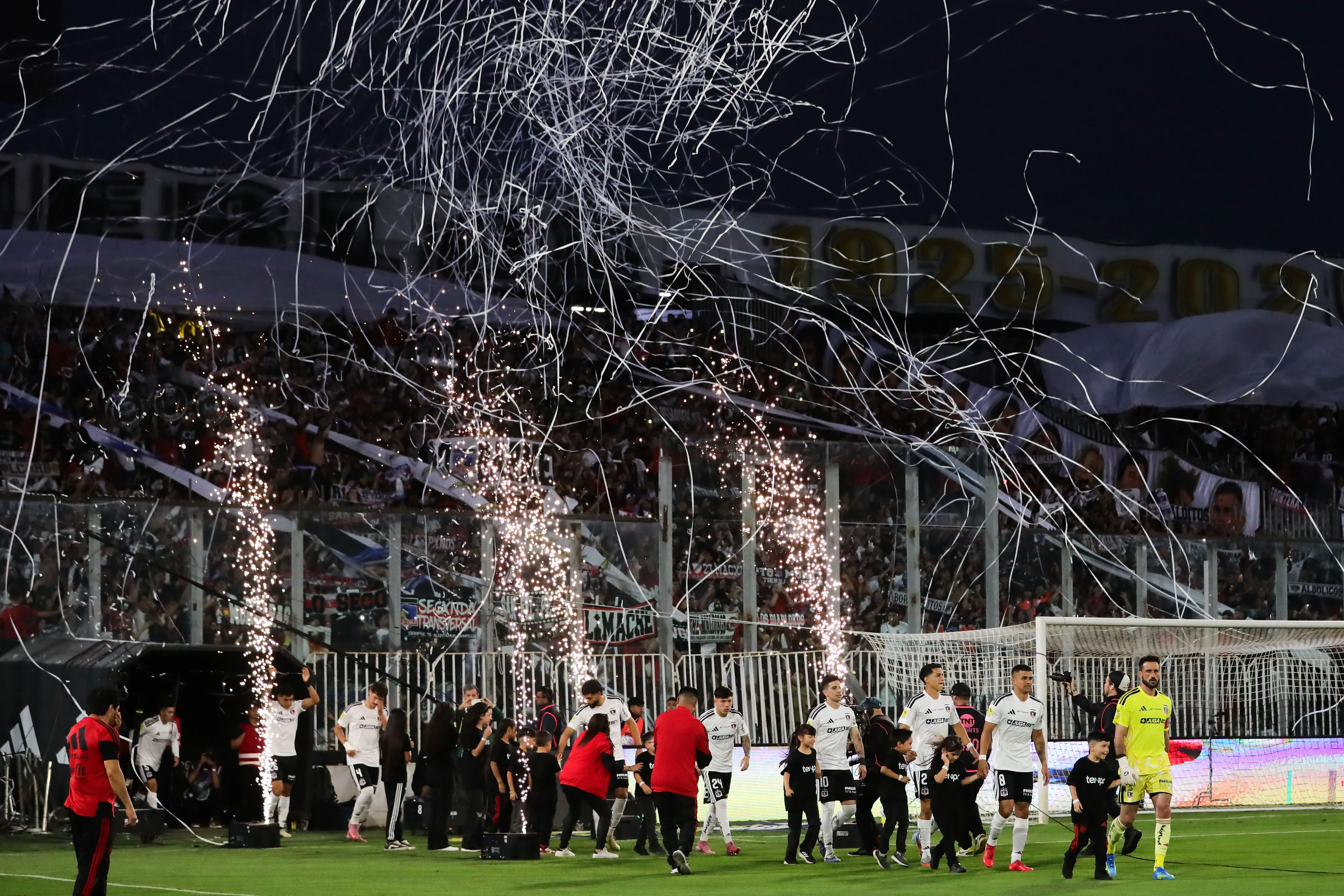 Colo Colo lanzó fuegos artificiales autorizados desde la cancha de entrenamiento, el problema fueron los que entraron por la barra. Foto: Felipe Zanca/Photosport
