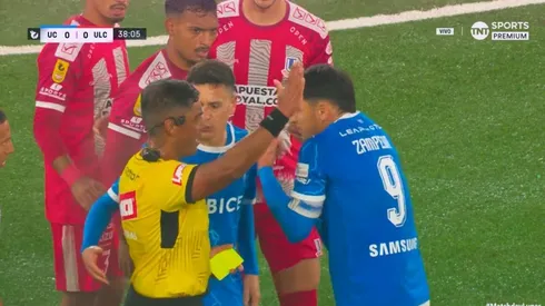 El árbitro mostró amarilla por reclamo; en el VAR dijo que no era claro.