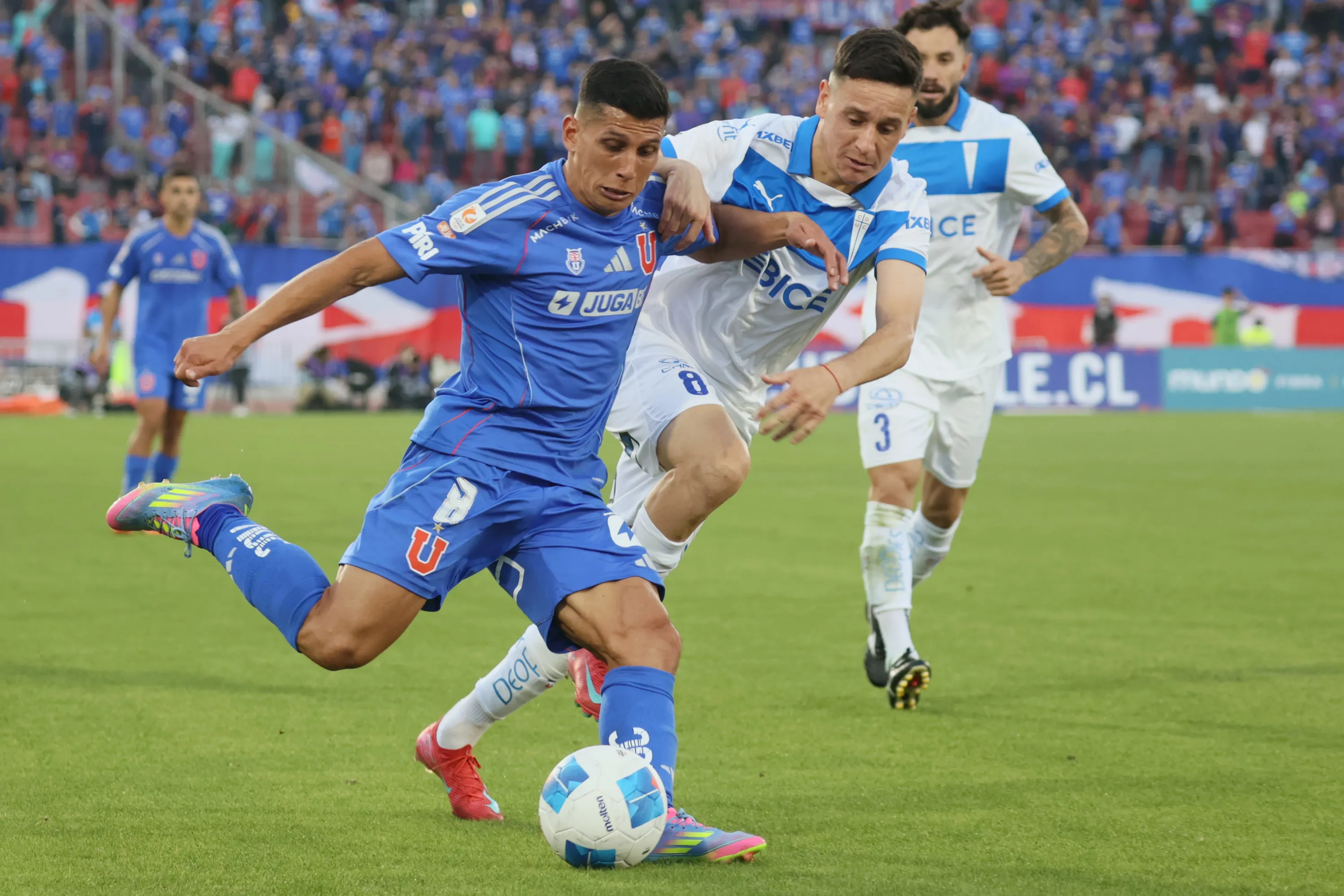 Este sábado se juega el clásico universitario en el Estadio Nacional | Photosport