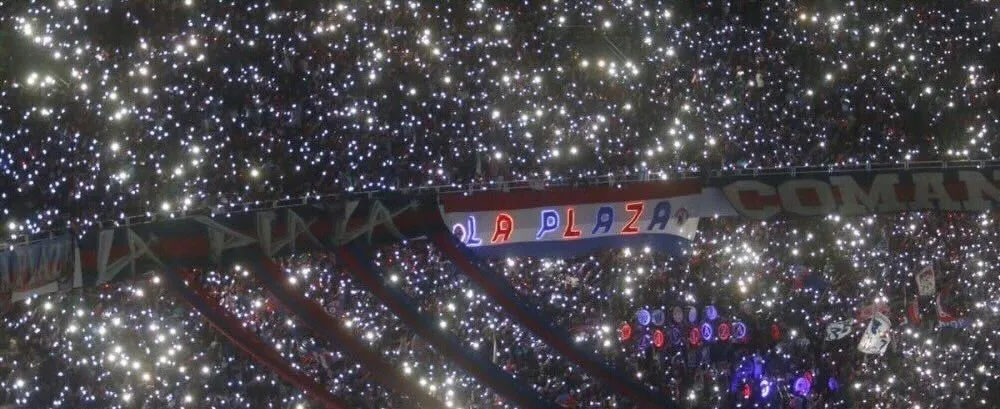 La Plaza de Cerro Porteño también se metió en la polémica con la barra de Colo Colo.