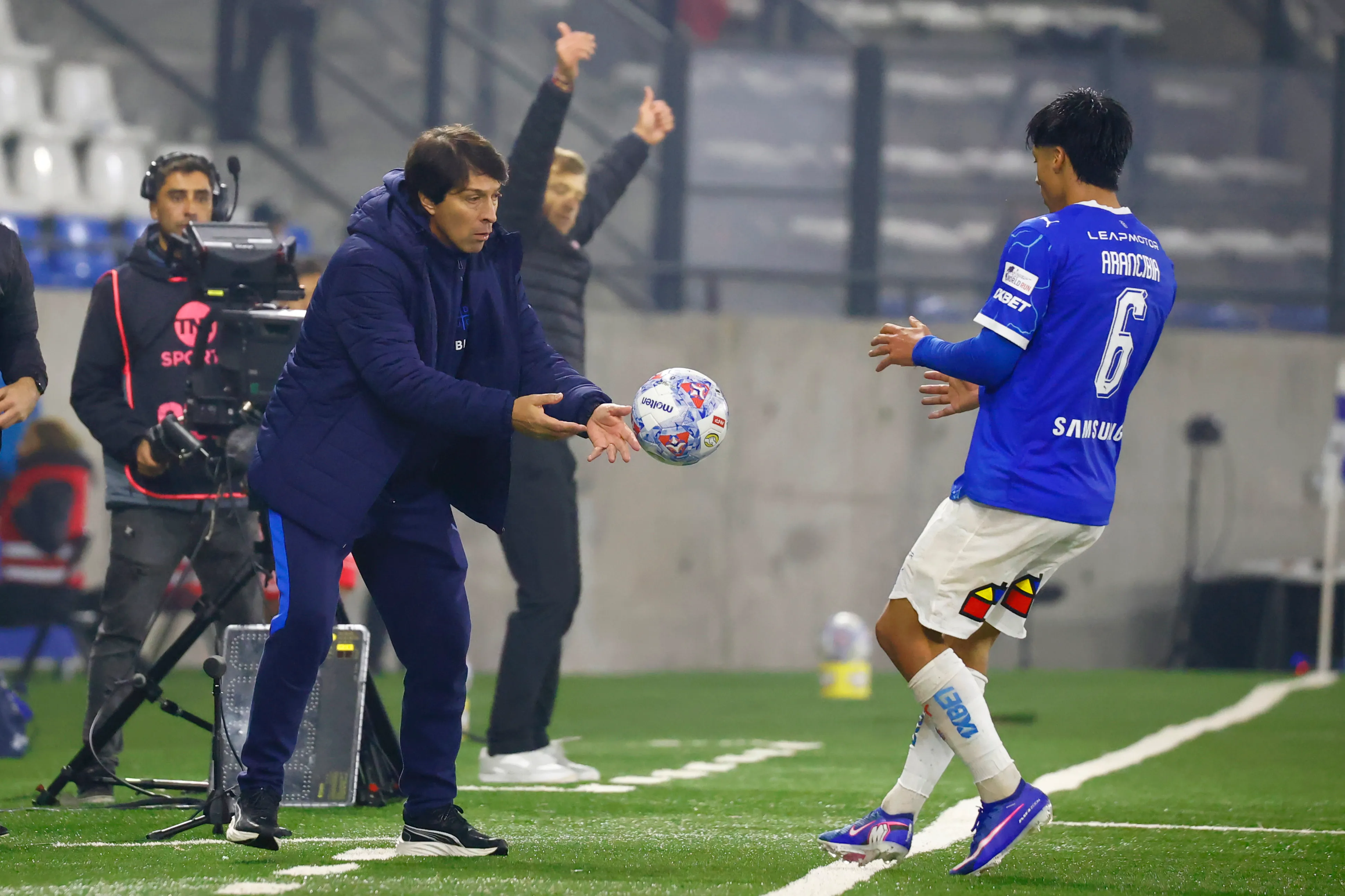 Garnero intenta darle un balón a Sebastián Arancibia, quien regresó en un buen nivel tras superar una pubalgia que lo obligó a ser operado. (Dragomir Yankovic/Photosport).