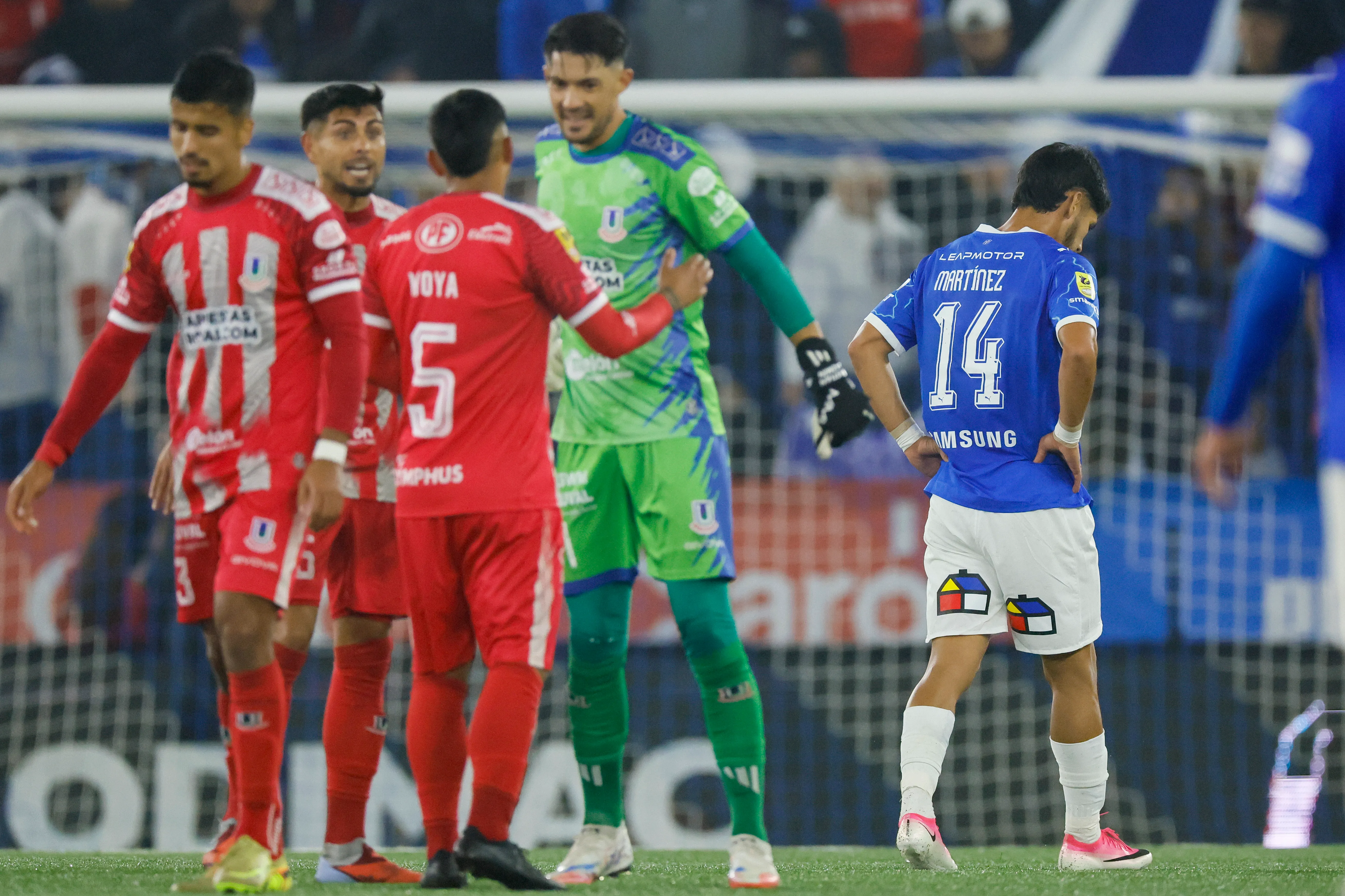 Jimmy Martínez vivió un confuso momento en su entrada a la cancha vs los Cementeros. (Andres Pina/Photosport).