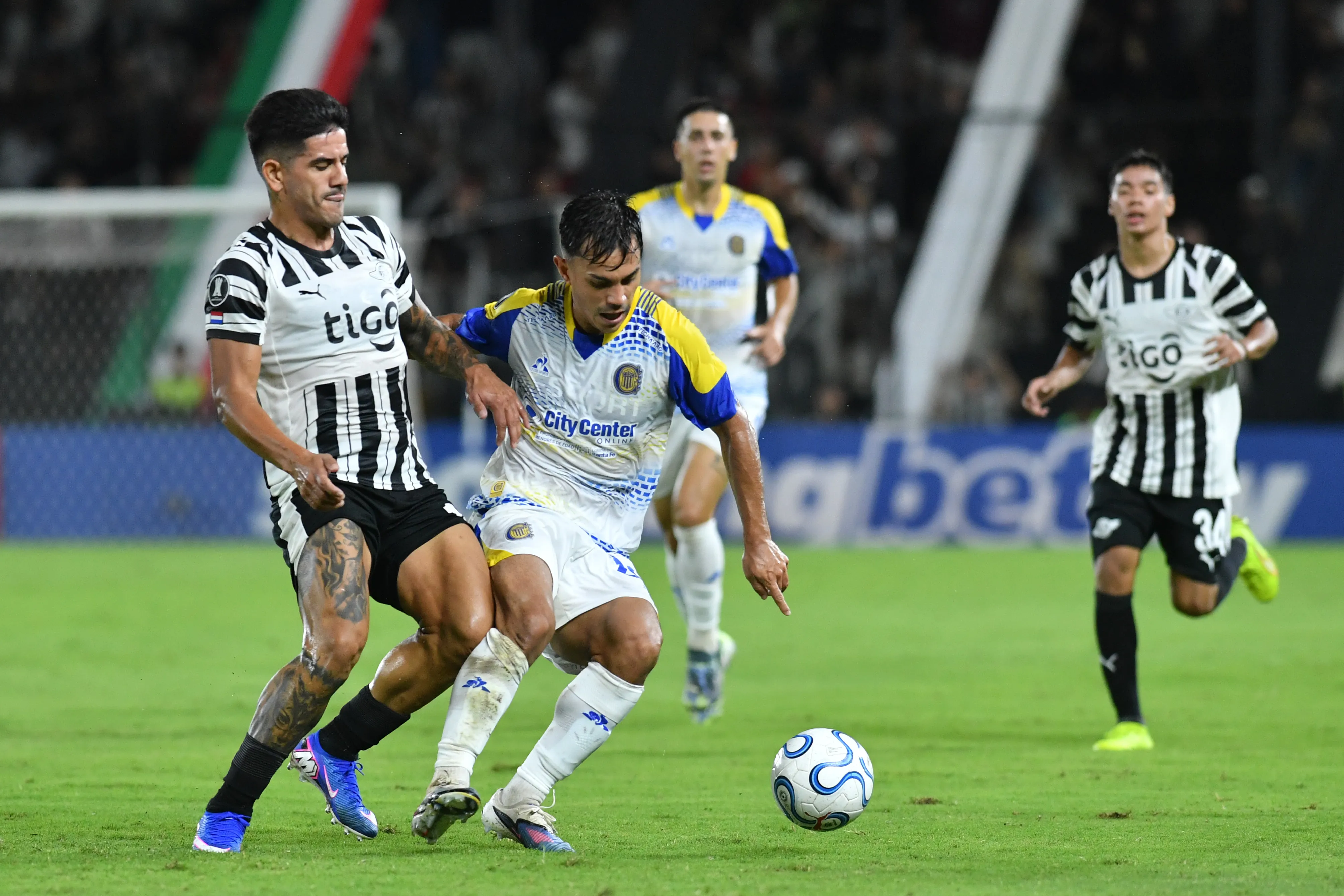 Vicente Pizarro en acción ante Libertad de Paraguay. (Christian Alvarenga/Getty Images).