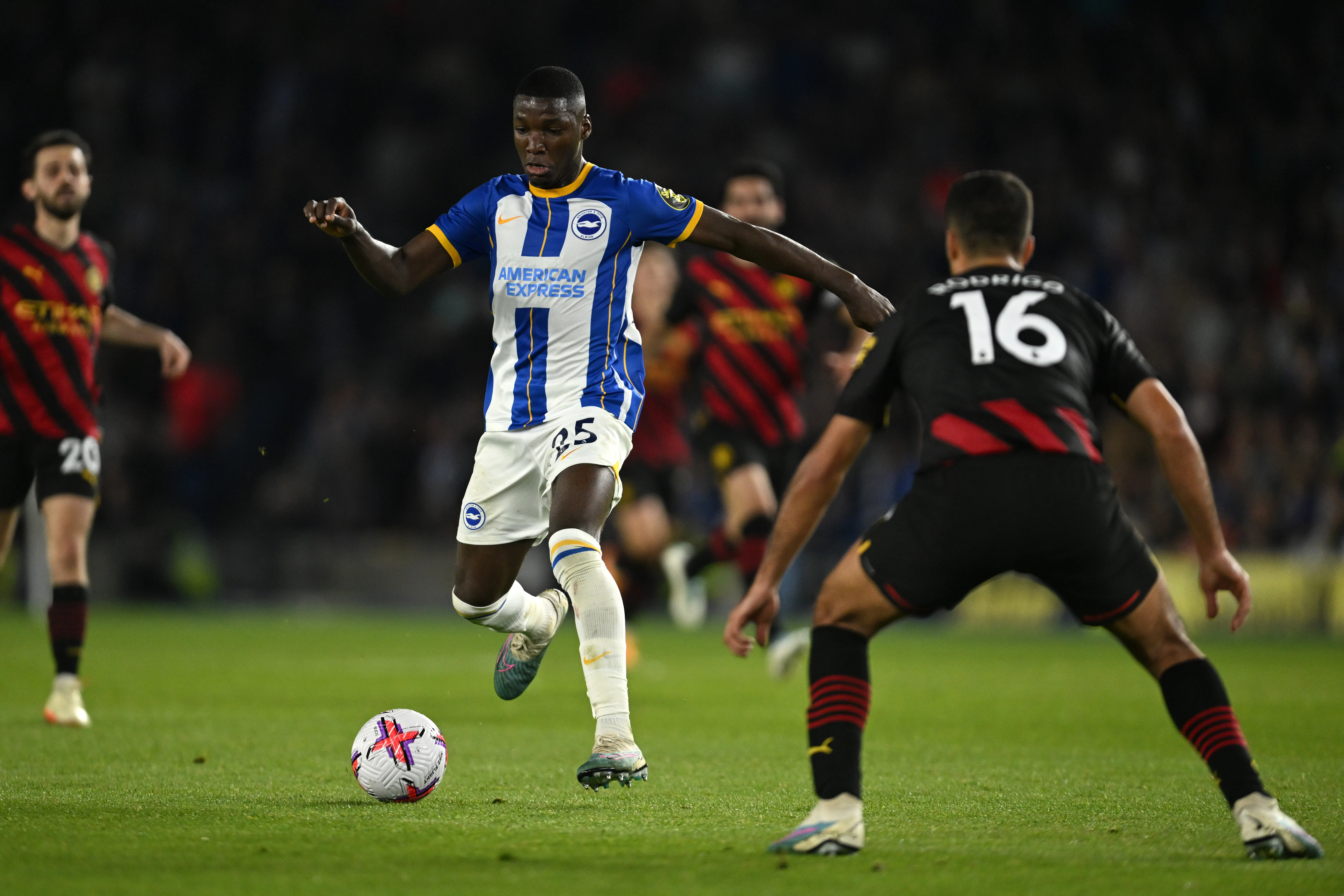 Moisés Caicedo en acción por el Brighton ante el Manchester City. (Mike Hewitt/Getty Images).