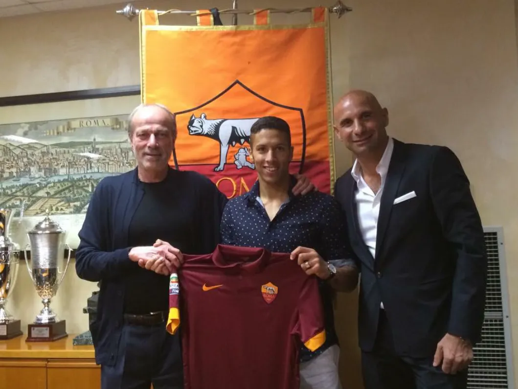 Kevin Méndez en su arribo a la AS Roma de Italia. (Captura Twitter).