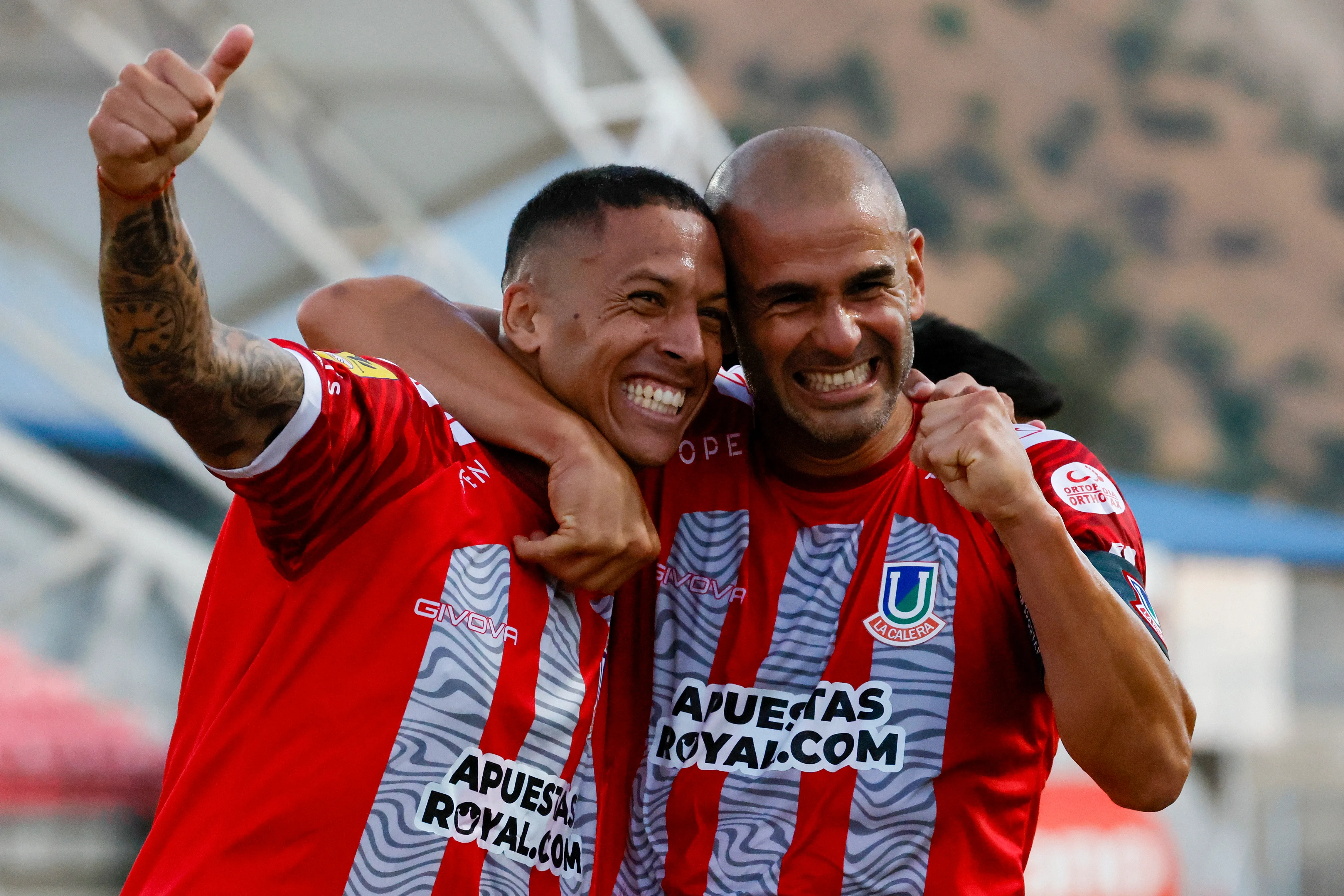 Kevin Méndez celebra con Sebastián Sáez en Unión La Calera. (Andres Pina/Photosport).