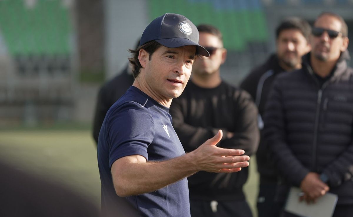 Su papá fue una leyenda de Colo Colo, él y su hermano jugaron en la Católica y quiere dirigir: “He ido quemando etapas”