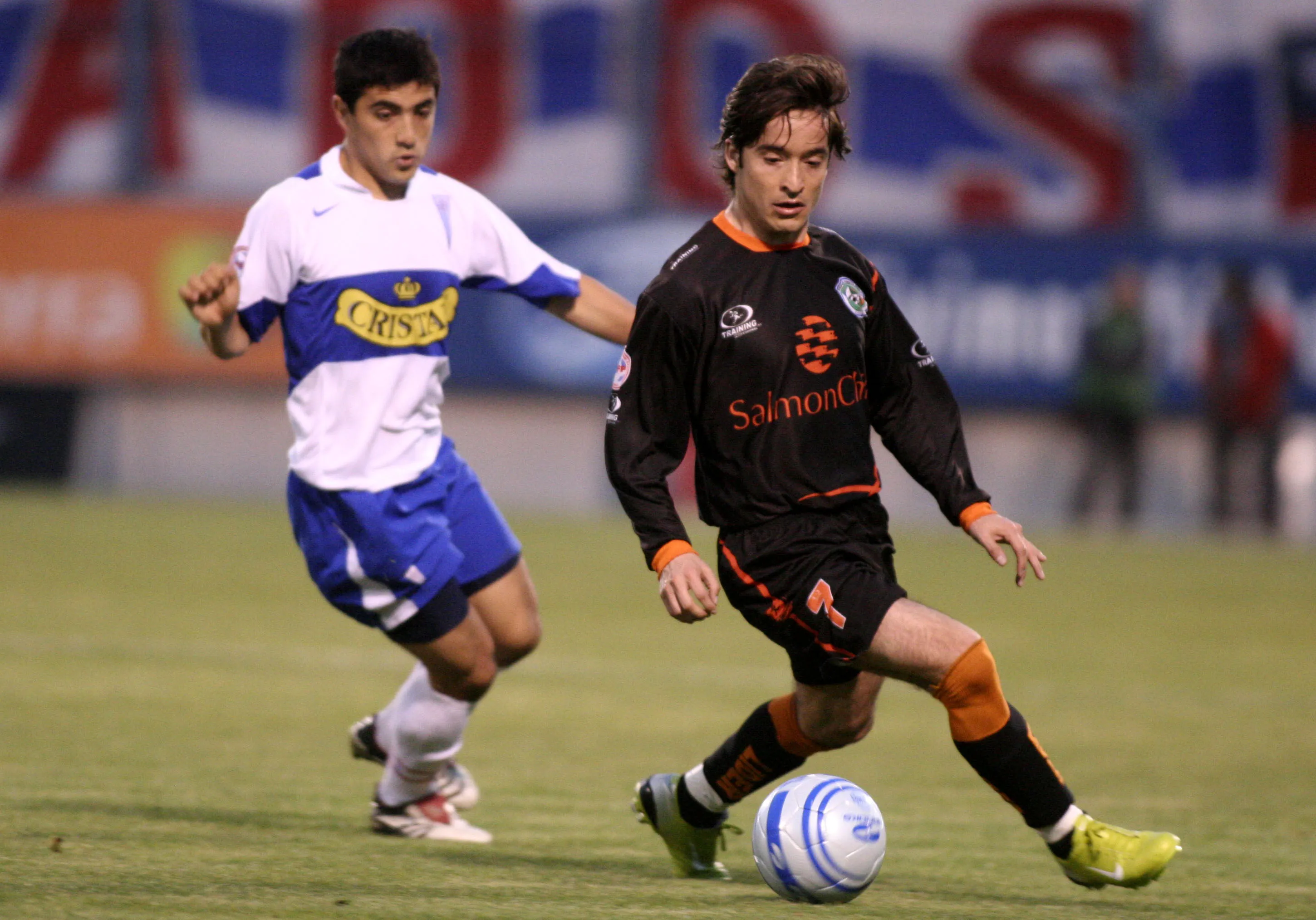 Iván Álvarez en acción ante la UC con Deportes Puerto Montt. (CLAUDIO DIAZ/PHOTOSPORT).