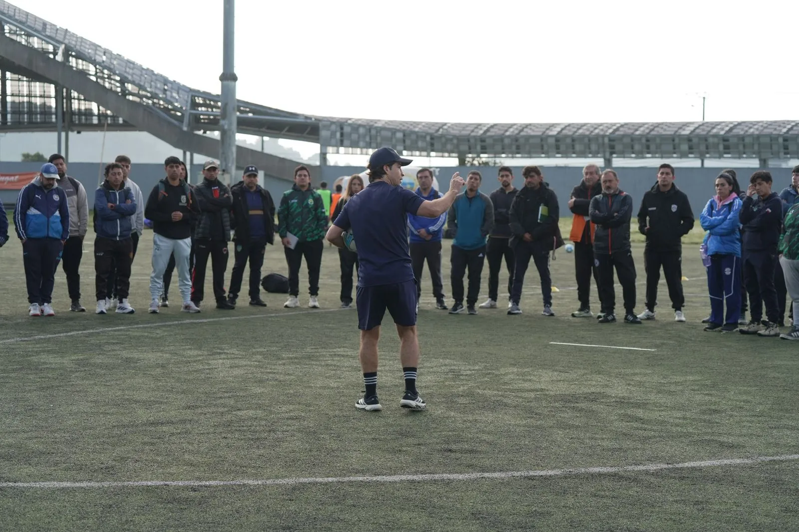 Cristián Álvarez en plena charla en el Chinquihue. (Cedida).