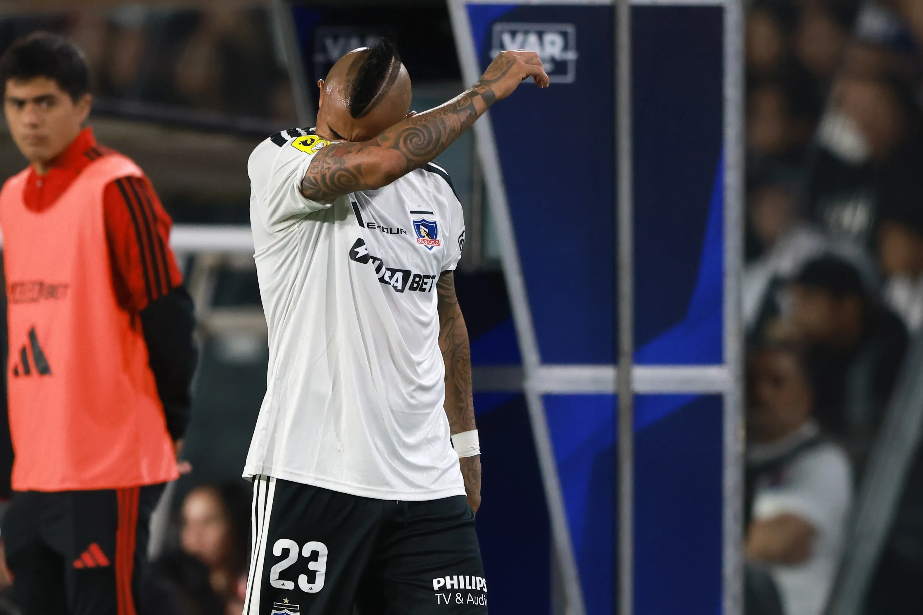 Colo Colo pudo sufrir un golpe aún más duro ante Palestino de no ser por la salvada del VAR. Foto: Photosport.