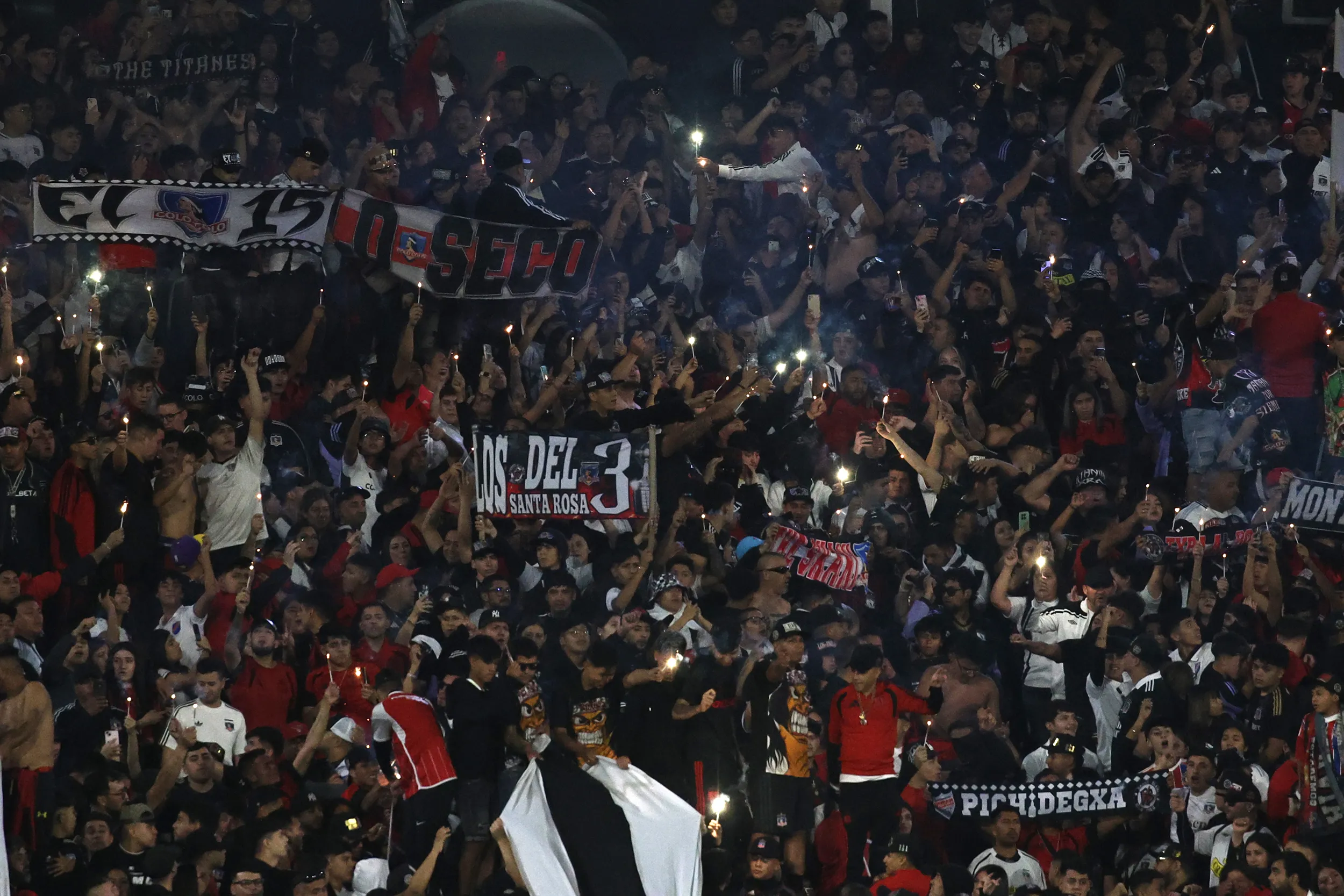 Los fuegos artificiales lanzados al interior del Monumental ahora complican a Colo Colo. Foto: Photosport.