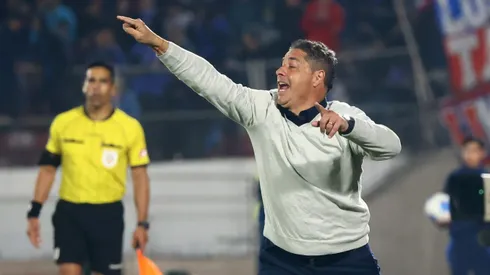 Héctor Almandoz quedó muy mosqueado por una presunta falta dentro del área contra Lautaro Palacios.