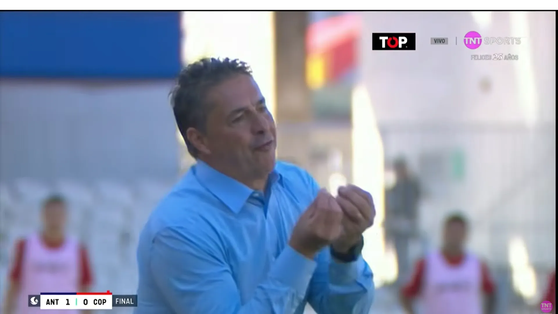 El reclamo que le costó la amarilla a Almandoz vs Antofagasta. (Captura TNT Sports).