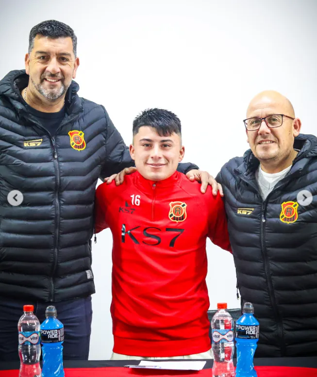 En junio del año pasado, Javier Araya firmó su primer contrato profesional. A su izquierda, Mauricio Segovia, ex gerente deportivo . Y a su derecha, Nicolás Vilos, ex gerente general. (Foto: Rangers de Talca).