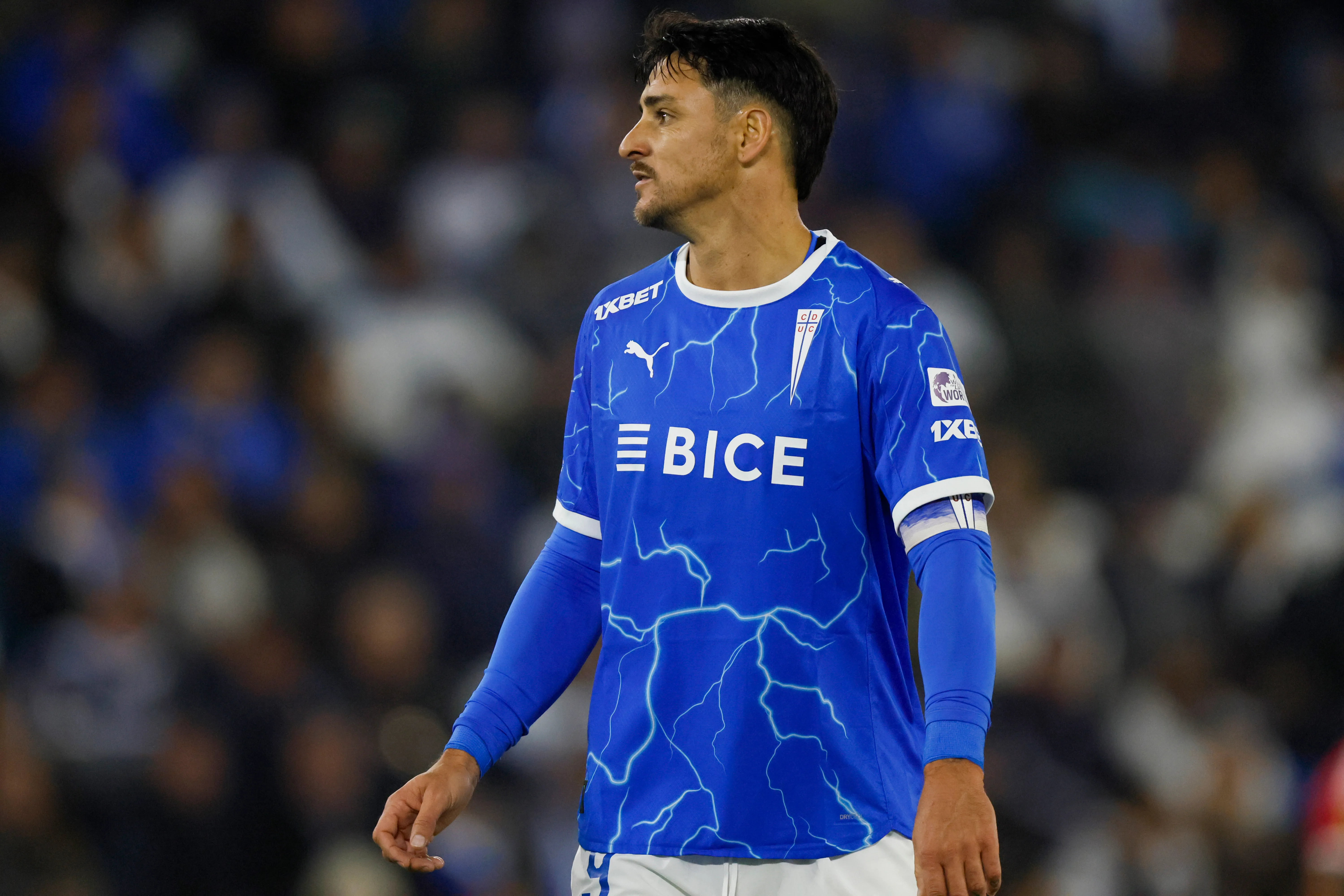 Marcelo Barticciotto criticó con fuerza que no expulsaran a Fernando Zampedri en Universidad Católica. Foto: Photosport.