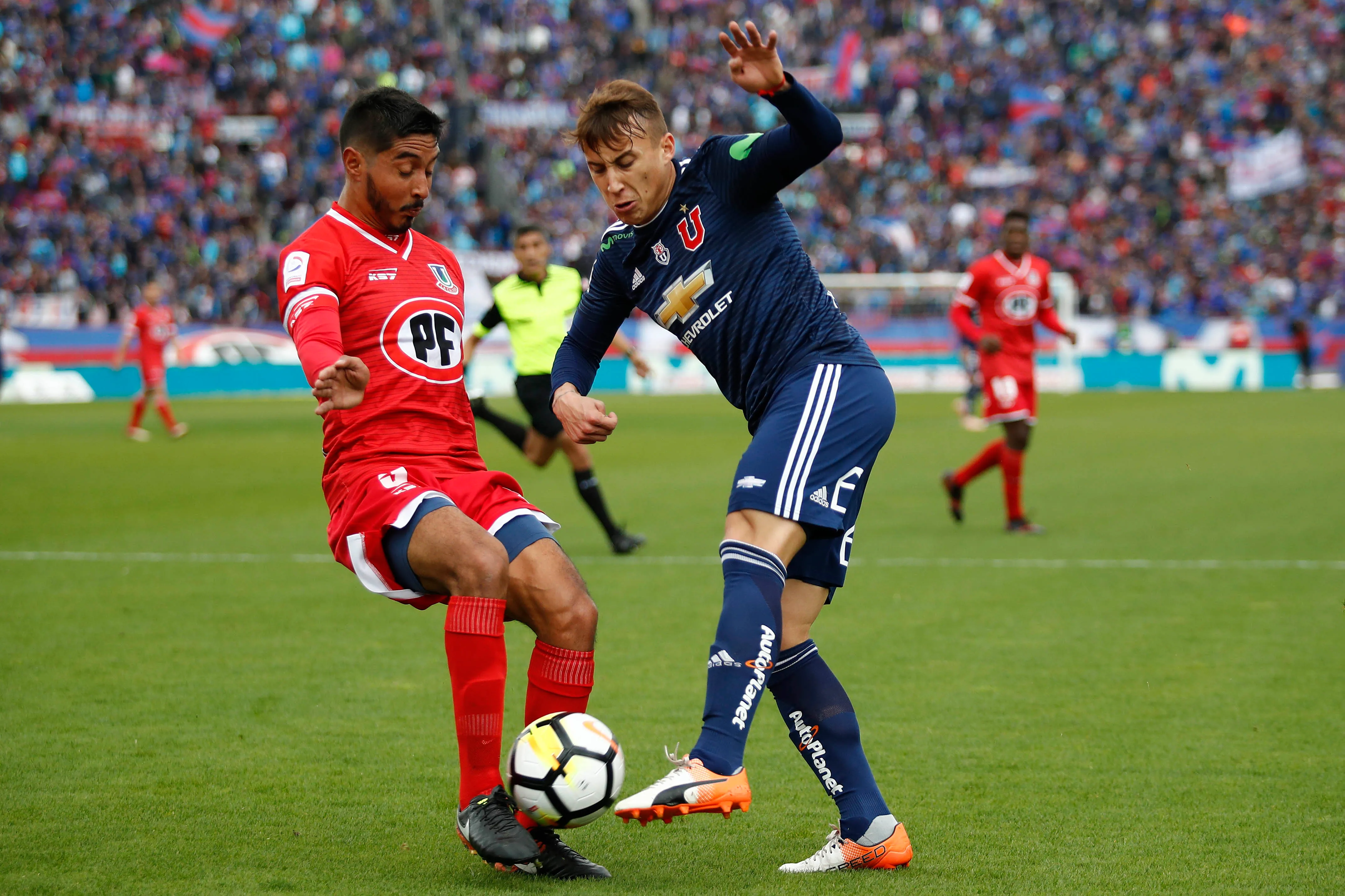 Francisco Arancibia en acción por la U de Chile siendo marcado por Matías Navarrete, quien acaba de ser anunciado como refuerzo de Deportes Rengo. (Felipe Zanca/Photosport).