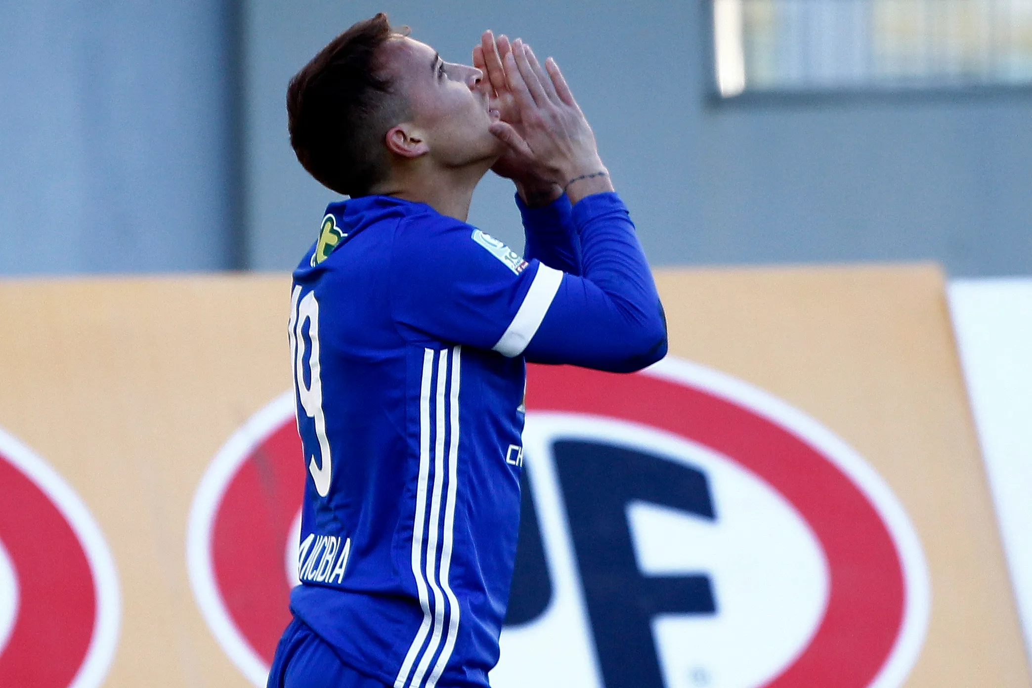 Francisco Arancibia festeja un gol que le anotó a Ñublense en la Copa Chile. (Marcelo Hernandez/Photosport).