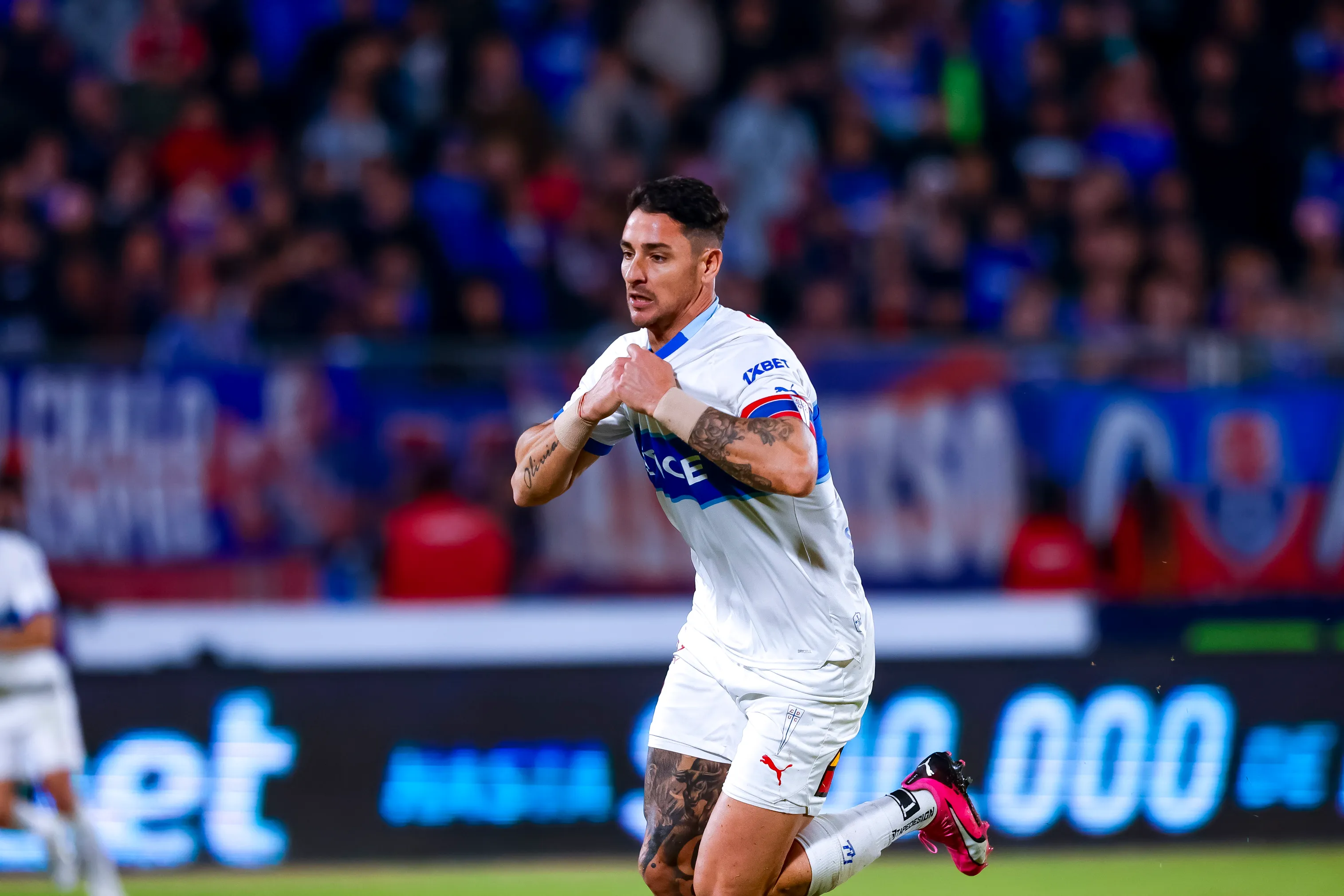 Fernando Zampedri amenaza a la U. Foto: Pepe Alvujar/Photosport