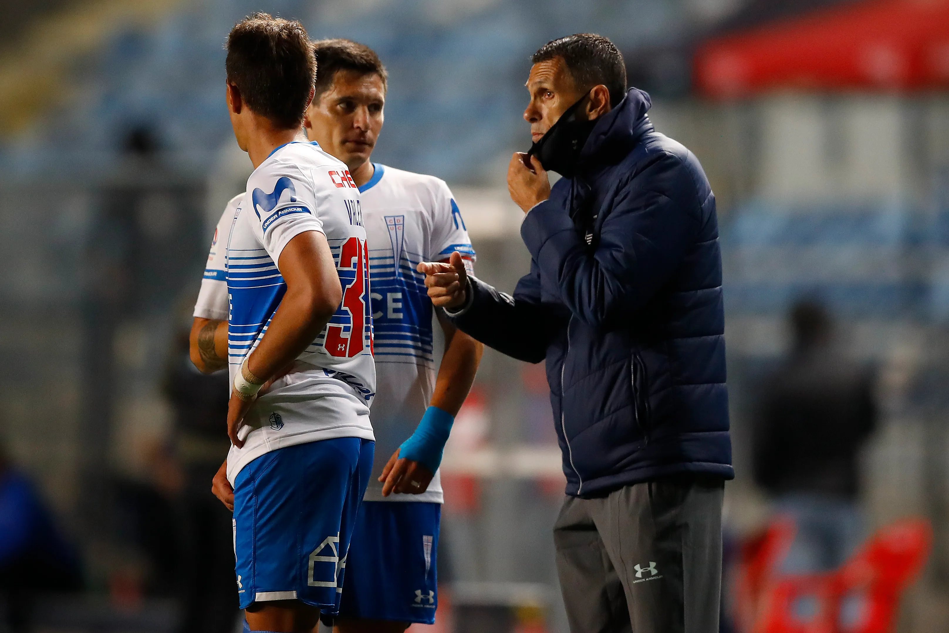 Gustavo Poyet les da indicaciones a Diego Valencia y Alfonso Parot. (Felipe Zanca/Photosport).