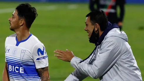 Gustavo Poyet instruye a Fernando Zampedri en Universidad Católica.