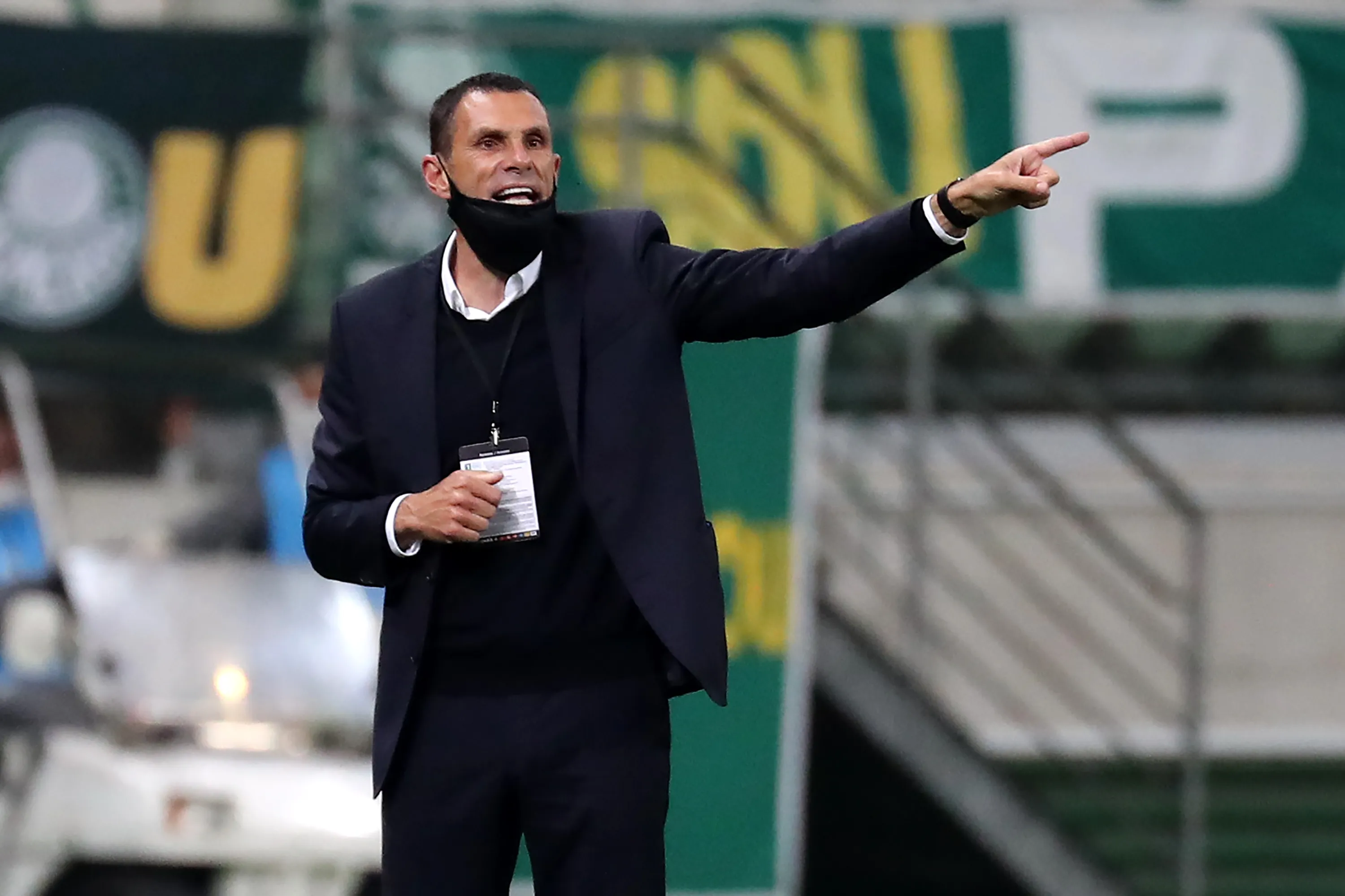 Gustavo Poyet en la llave que Católica perdió ante Palmeiras. (Pool/Getty Images).