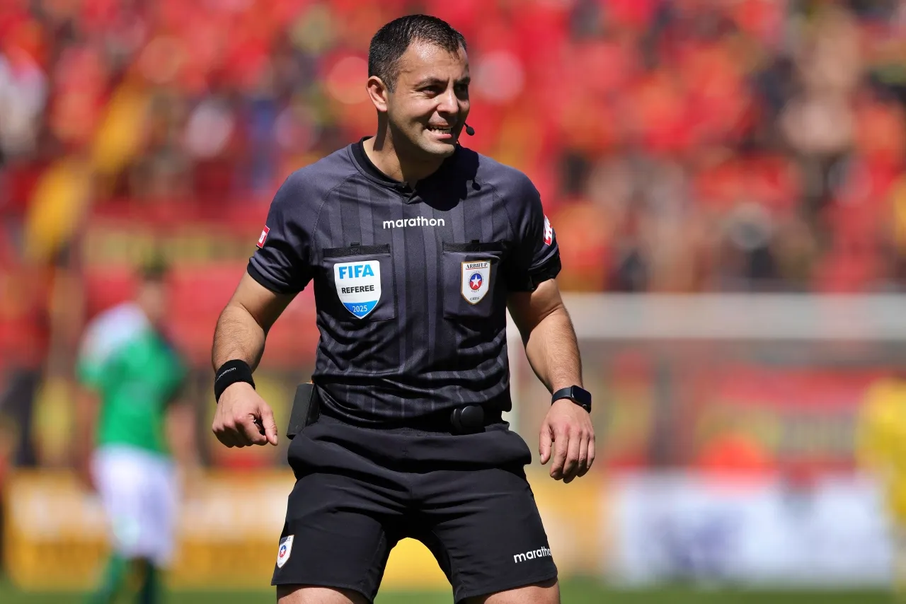 Diego Flores, el árbitro del Clásico Universitario (Photosport)