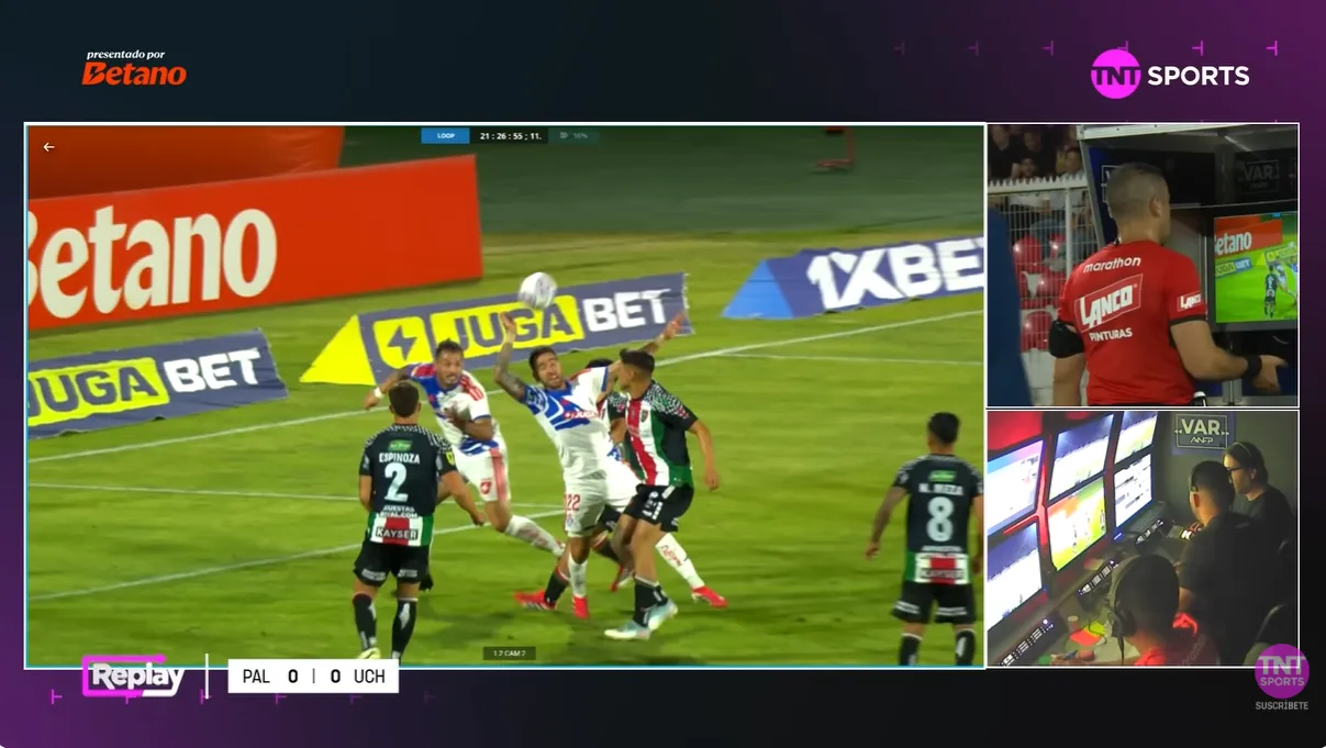 La mano de Zaldivia que alertó el VAR a Diego Flores. Foto: TNT Sports.