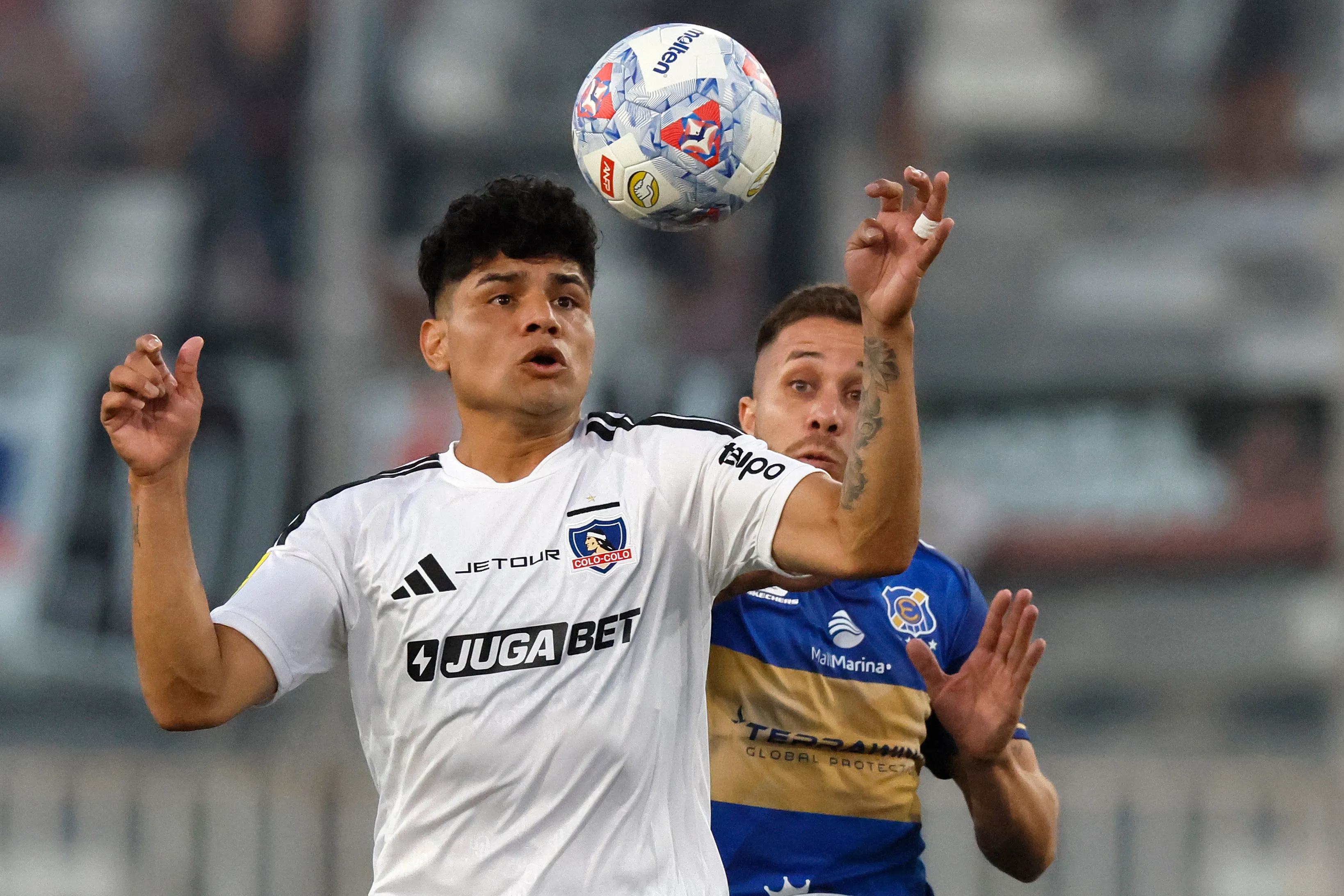 Claudio Aquino en acción ante Everton de Viña del Mar. (Andres Pina/Photosport).