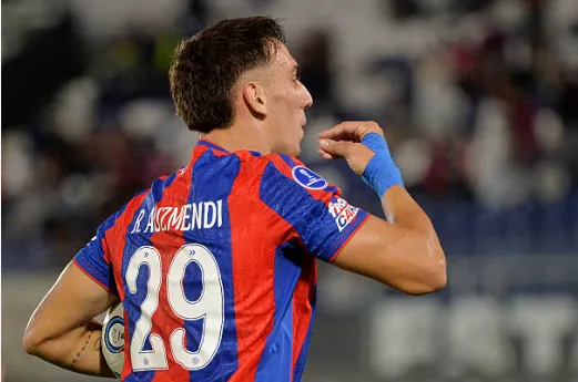 Auzmendi celebra un gol que anotó en Paraguay por la Sudamericana. (Getty).