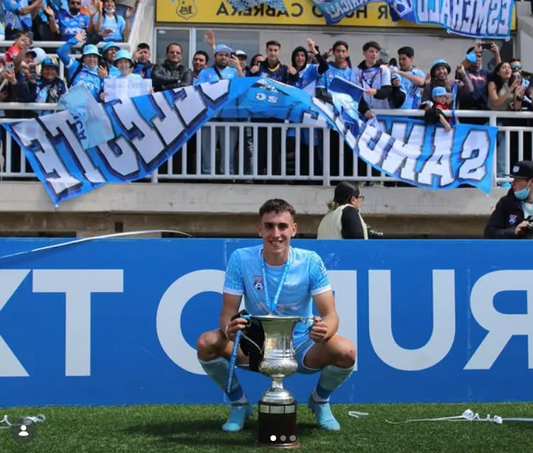 Rodrigo Auzmendi posa con el trofeo de campeón en la Segunda División chilena.