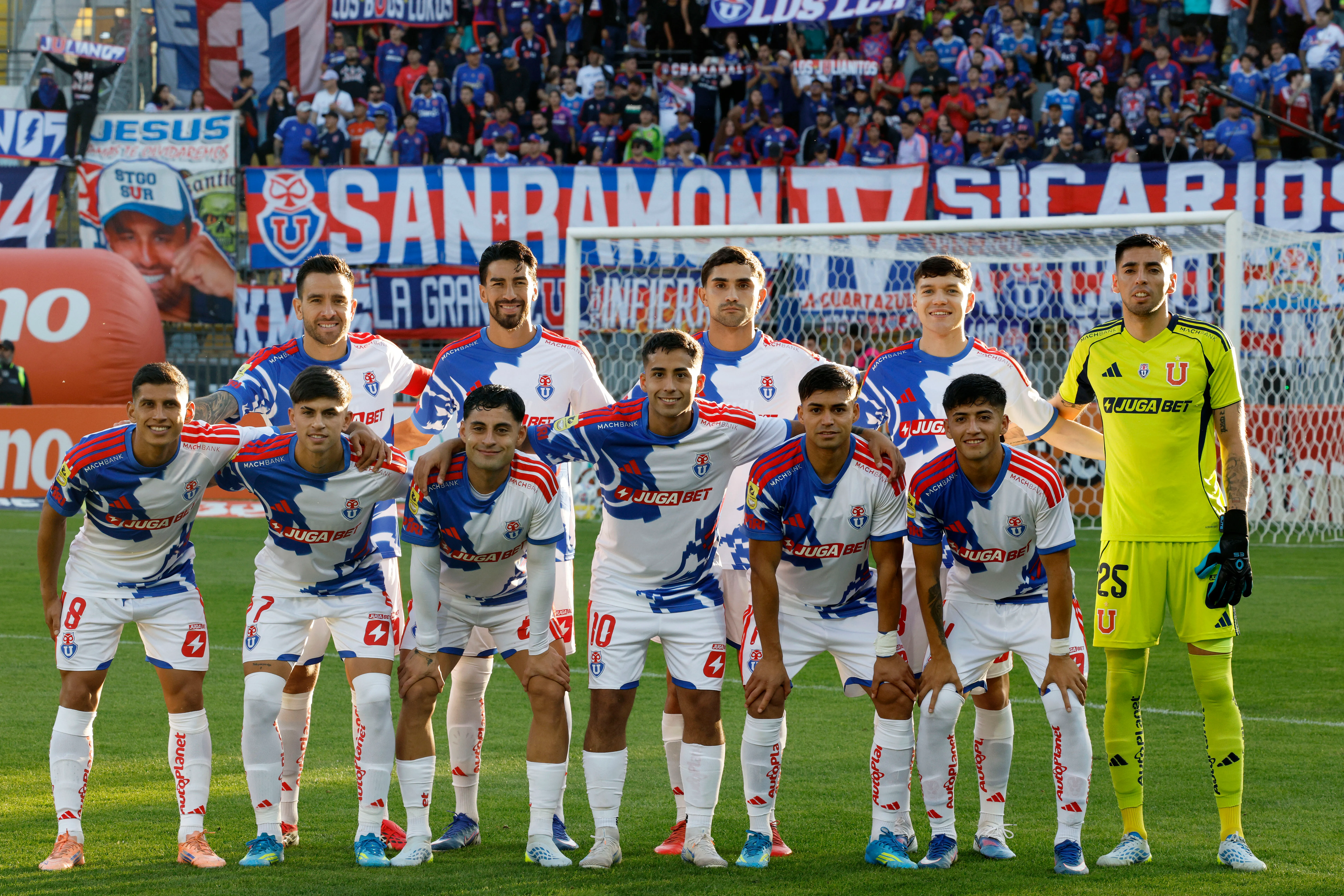 La U mira atenta la jugada de las autoridades con los visitantes. Foto: Martin Thomas/Photosport