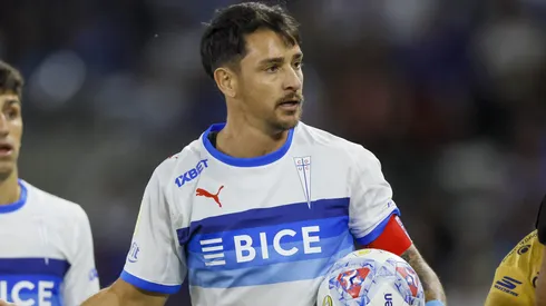 Fernando Zampedri se salvó de ser expulsado en Universidad Católica.