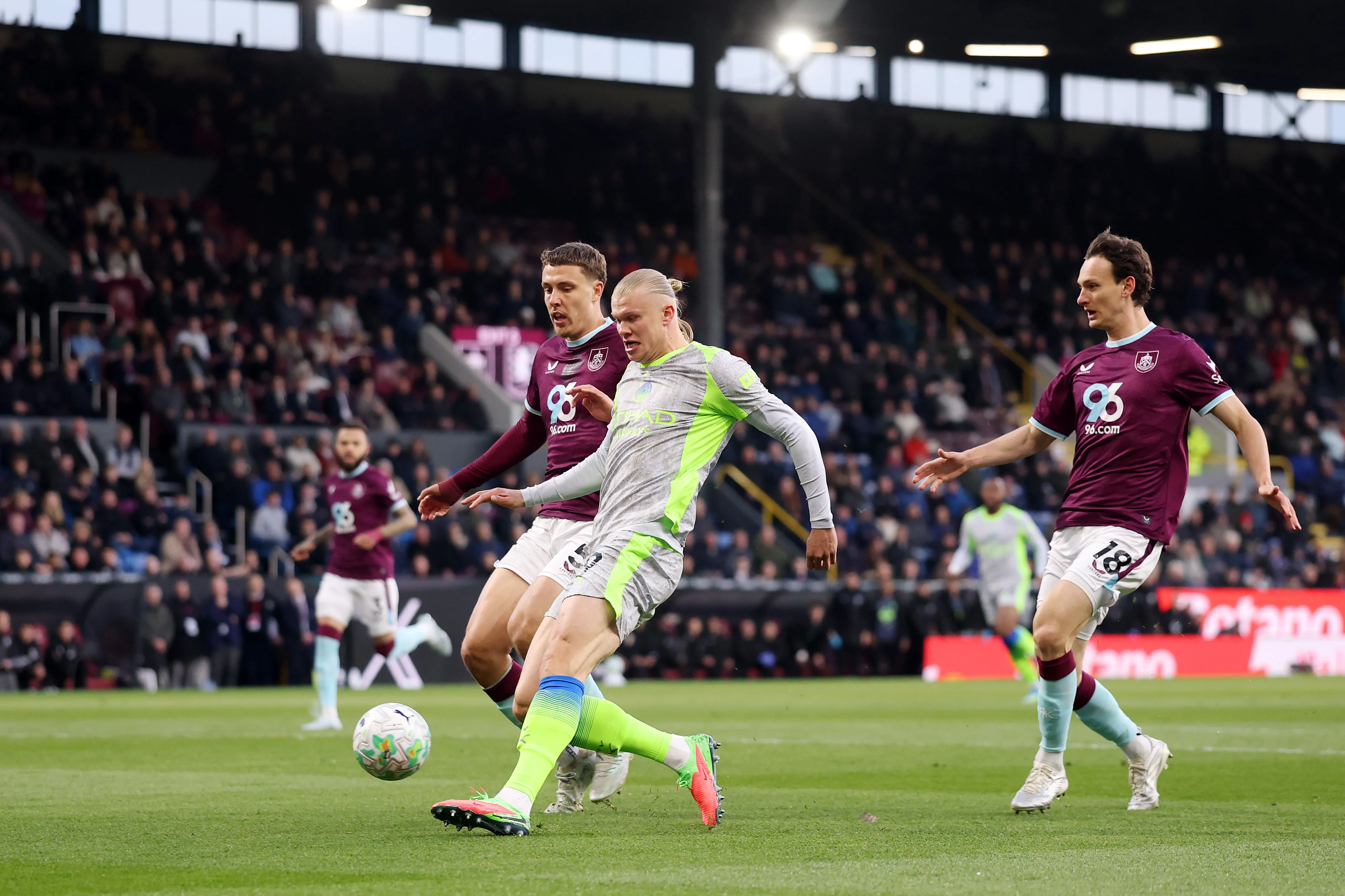 Erling Haaland anotó el gol que deja al Manchester City como líder de la tabla de posiciones de la Premier League desplazando al Arsenal. Foto: Getty Images.
