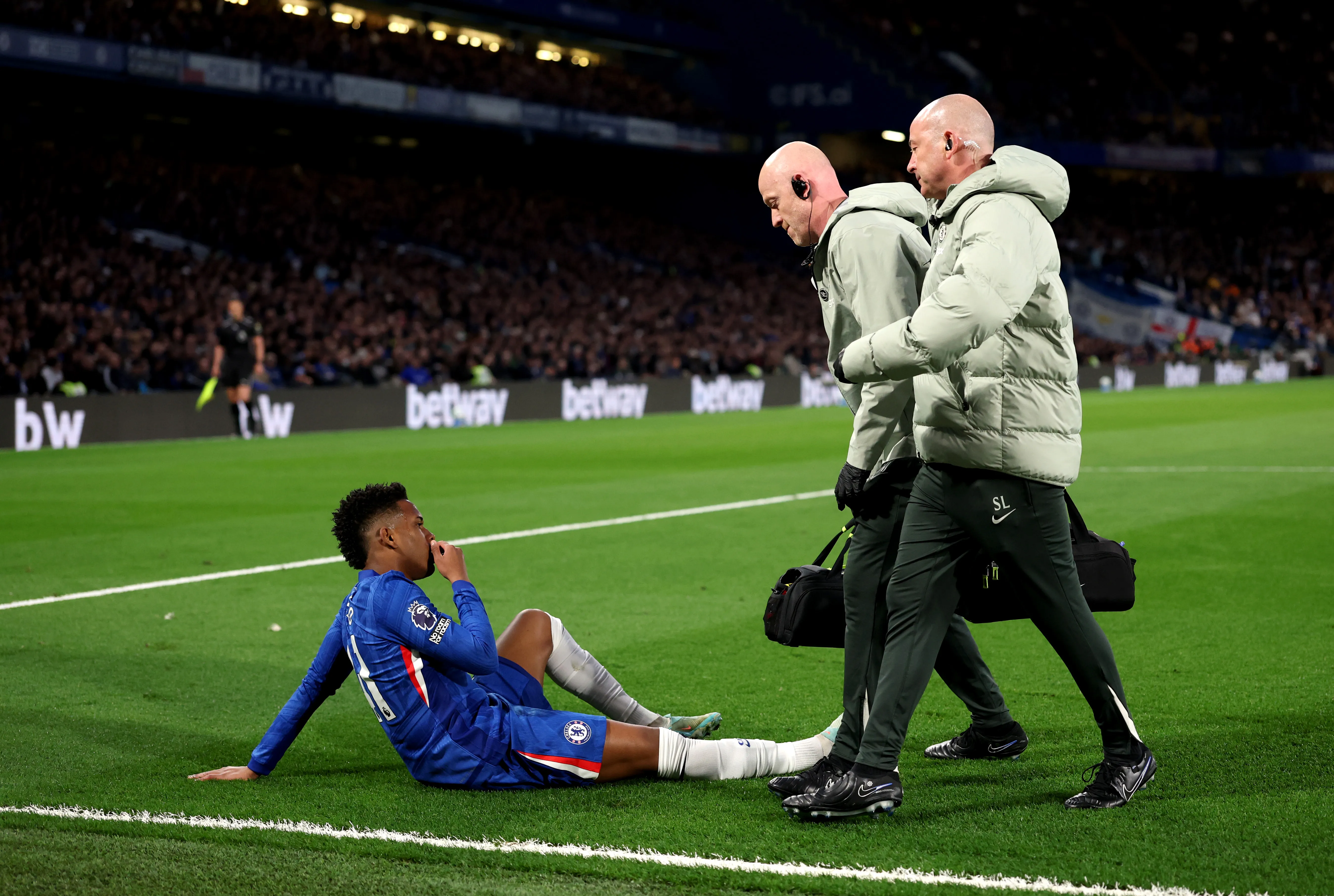 La lesión de Willian Estevao ante el Manchester United. (Julian Finney/Getty Images).