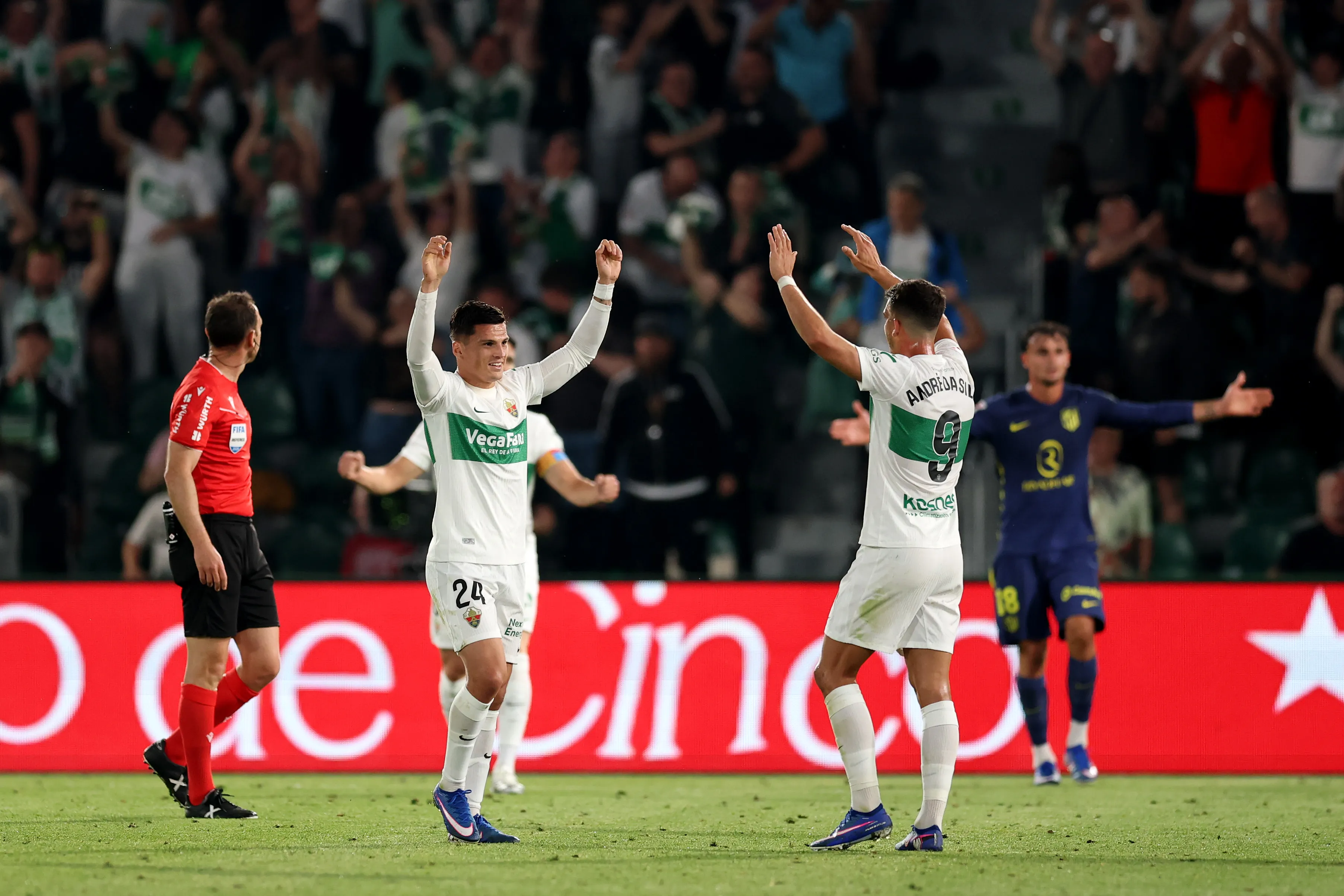 Lucas Cepeda celebró una victoria importantísimo para el Elche en el fútbol español. | Foto: Getty Images.